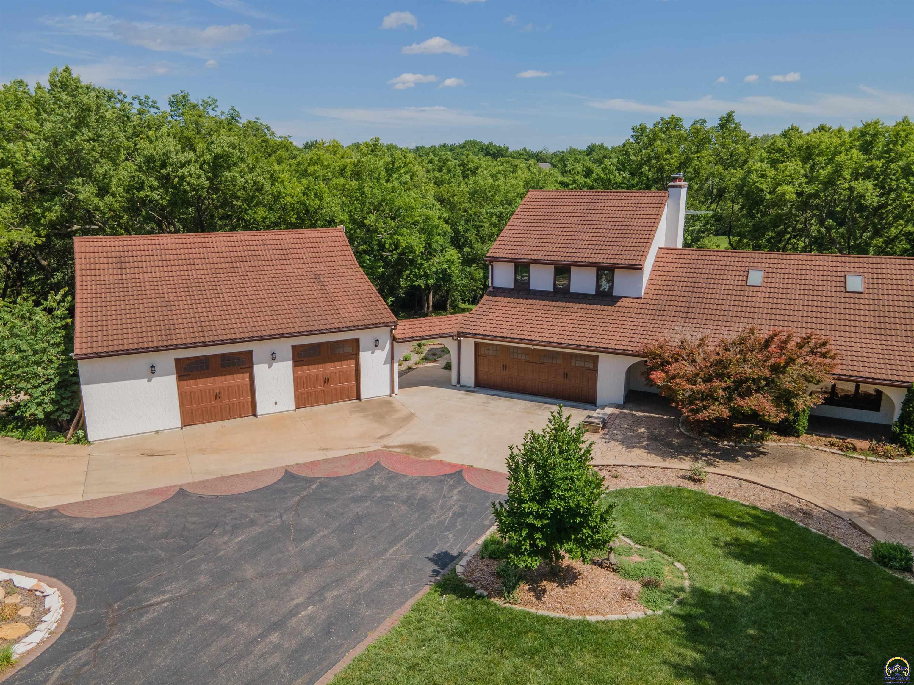 Topeka, Kansas 66618, United States, 5 Bedrooms Bedrooms, ,5 BathroomsBathrooms,Residential,Pending,53424