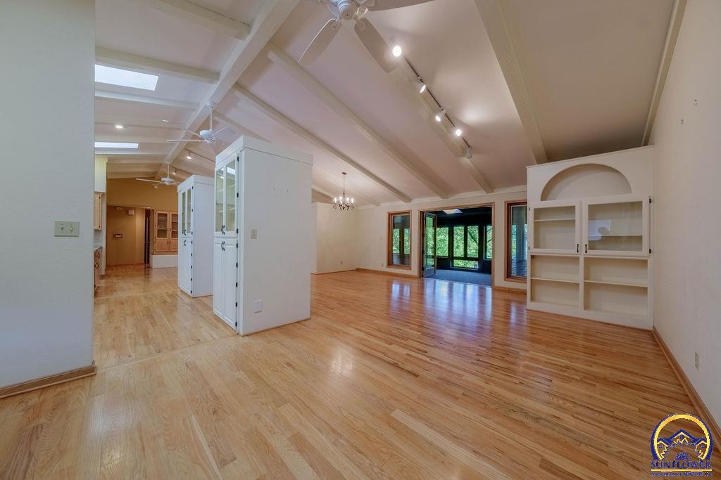 Topeka, Kansas 66618, United States, 5 Bedrooms Bedrooms, ,5 BathroomsBathrooms,Residential,Pending,53424