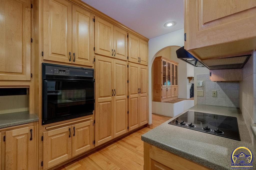 Topeka, Kansas 66618, United States, 5 Bedrooms Bedrooms, ,5 BathroomsBathrooms,Residential,Pending,53424