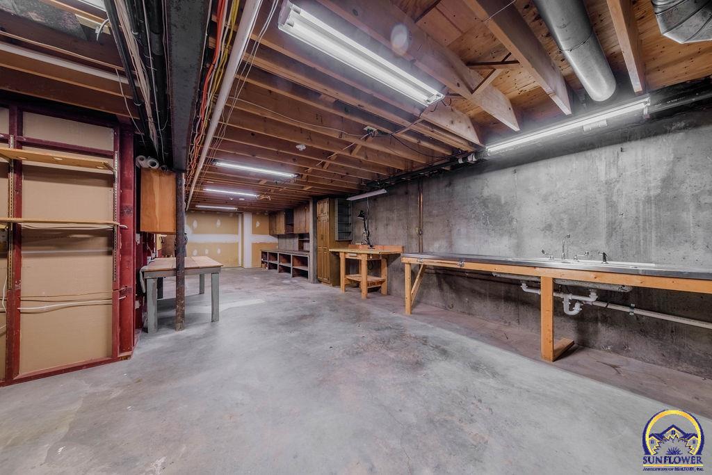 Topeka, Kansas 66618, United States, 5 Bedrooms Bedrooms, ,5 BathroomsBathrooms,Residential,Pending,53424