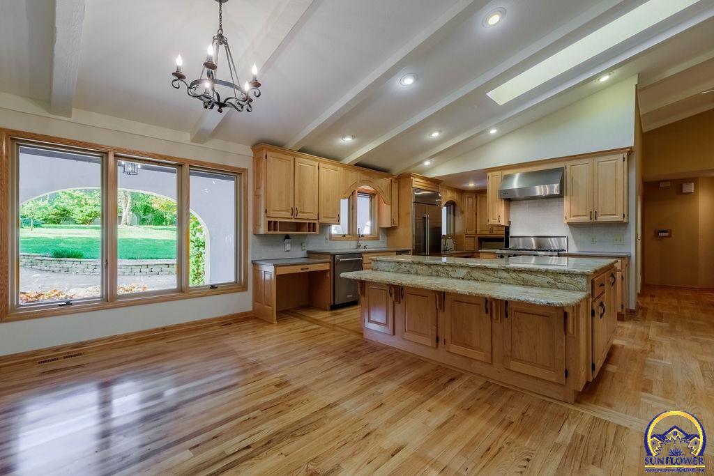 Topeka, Kansas 66618, United States, 5 Bedrooms Bedrooms, ,5 BathroomsBathrooms,Residential,Pending,53424