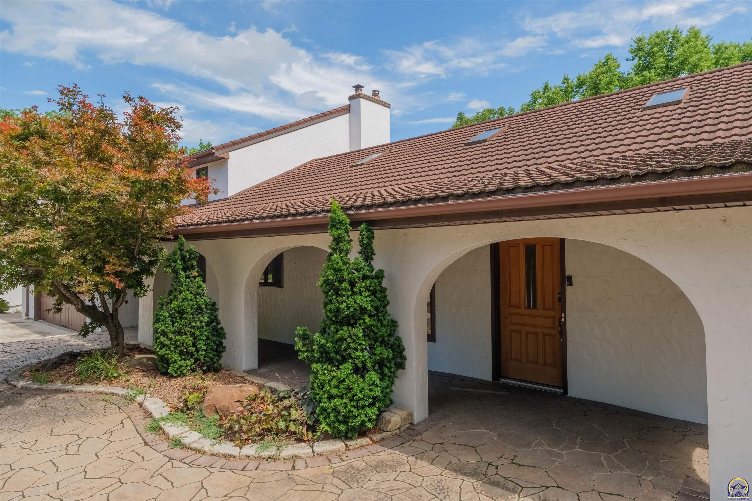 Topeka, Kansas 66618, United States, 5 Bedrooms Bedrooms, ,5 BathroomsBathrooms,Residential,Pending,53424