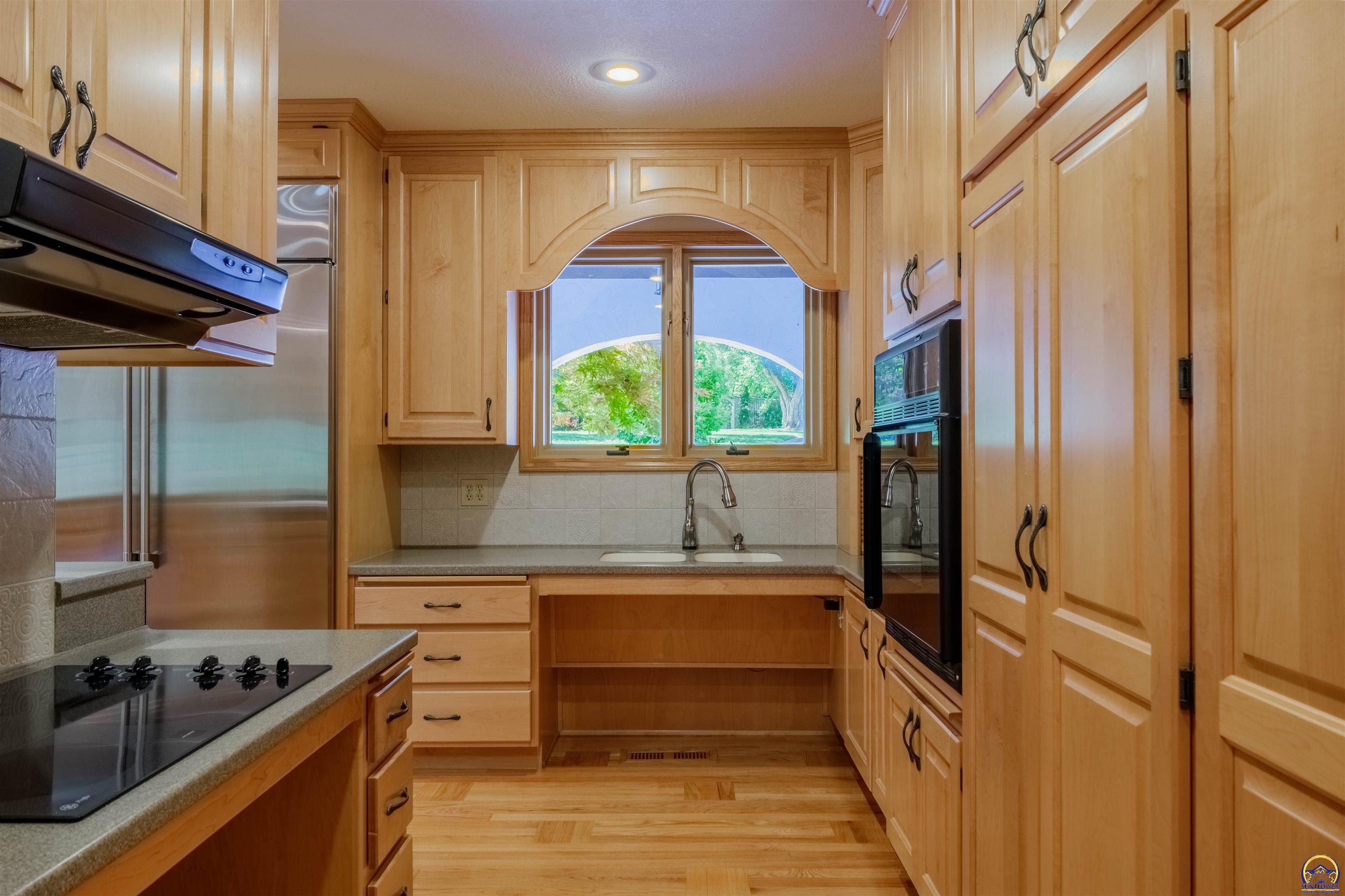 Topeka, Kansas 66618, United States, 5 Bedrooms Bedrooms, ,5 BathroomsBathrooms,Residential,Pending,53424