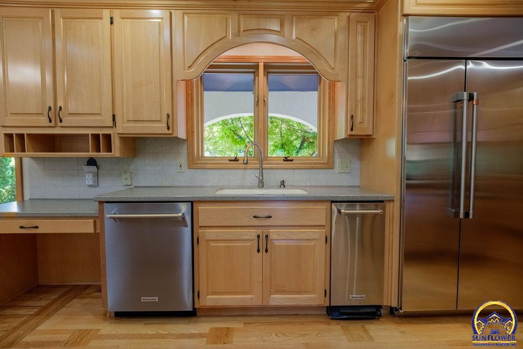 Topeka, Kansas 66618, United States, 5 Bedrooms Bedrooms, ,5 BathroomsBathrooms,Residential,Pending,53424