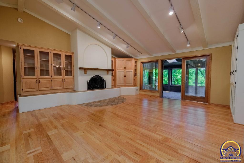 Topeka, Kansas 66618, United States, 5 Bedrooms Bedrooms, ,5 BathroomsBathrooms,Residential,Pending,53424