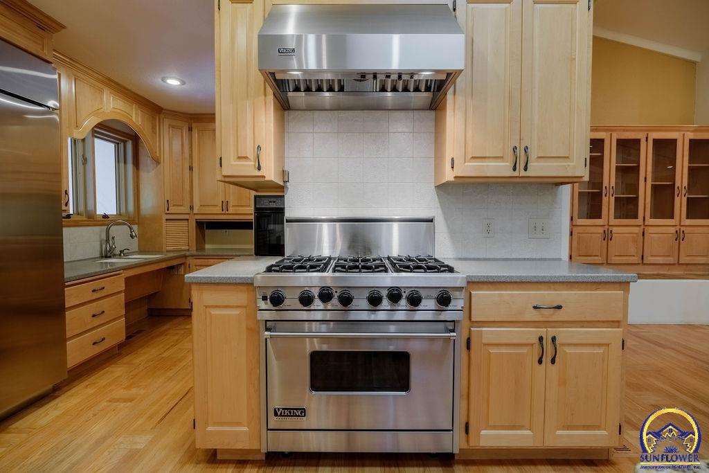 Topeka, Kansas 66618, United States, 5 Bedrooms Bedrooms, ,5 BathroomsBathrooms,Residential,Pending,53424