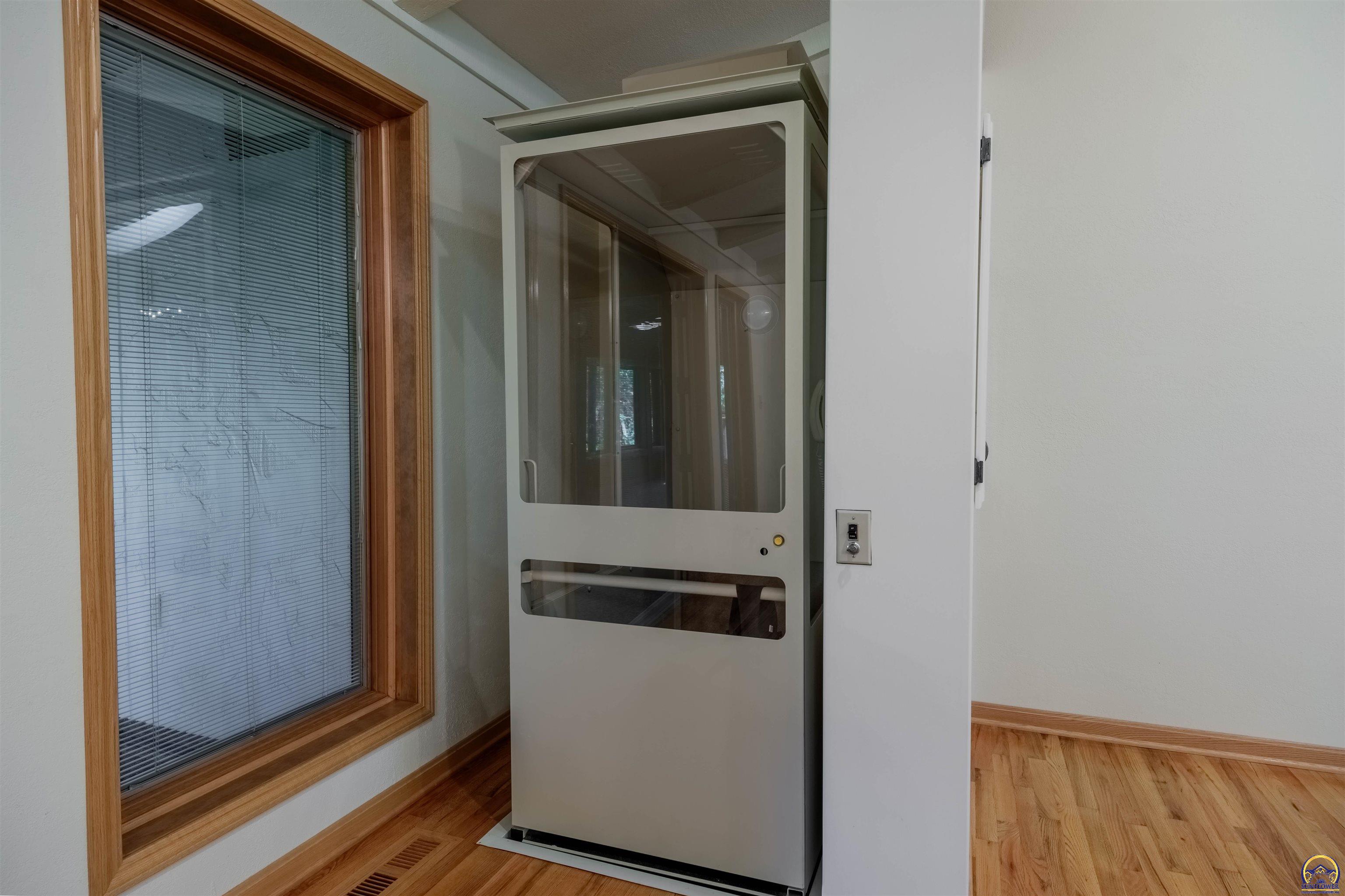 Topeka, Kansas 66618, United States, 5 Bedrooms Bedrooms, ,5 BathroomsBathrooms,Residential,Pending,53424