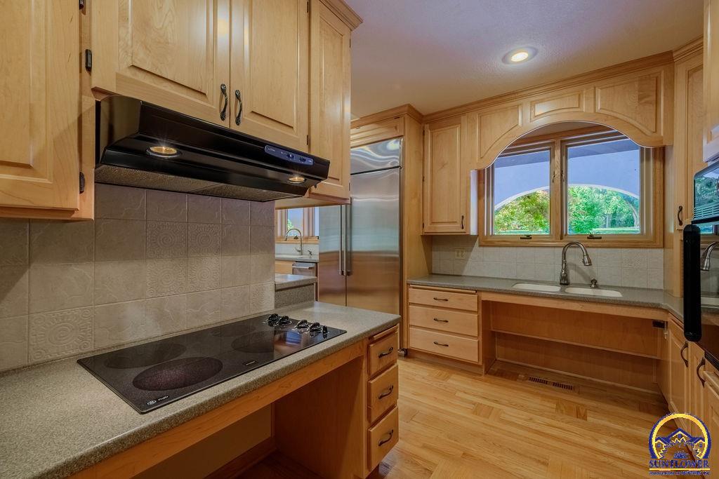 Topeka, Kansas 66618, United States, 5 Bedrooms Bedrooms, ,5 BathroomsBathrooms,Residential,Pending,53424