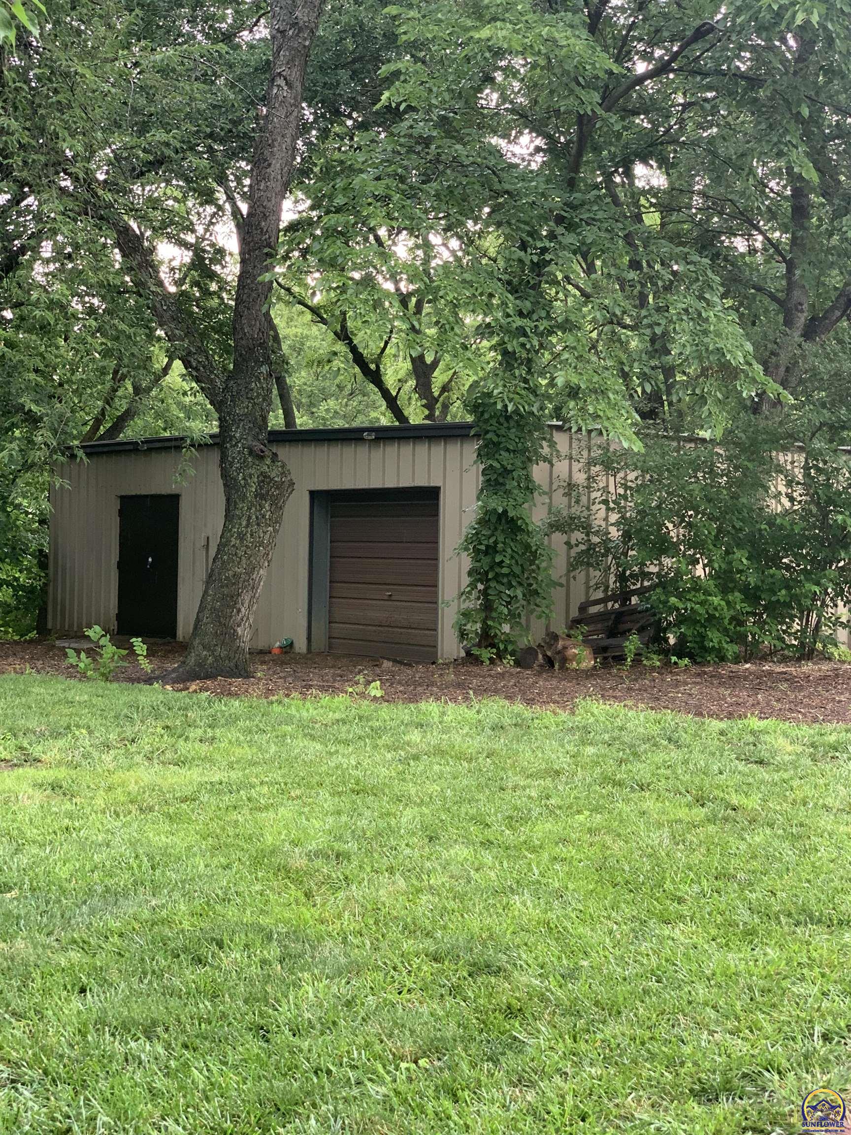 Topeka, Kansas 66618, United States, 5 Bedrooms Bedrooms, ,5 BathroomsBathrooms,Residential,Pending,53424