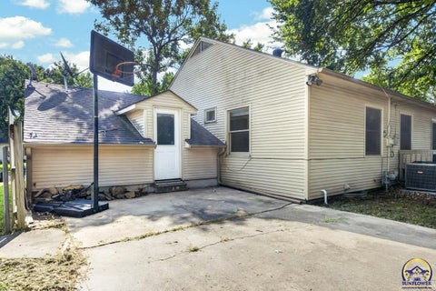 Tiny photo for 2833 SW Hillcrest Rd, Topeka, KS 66614 (MLS # 245960)