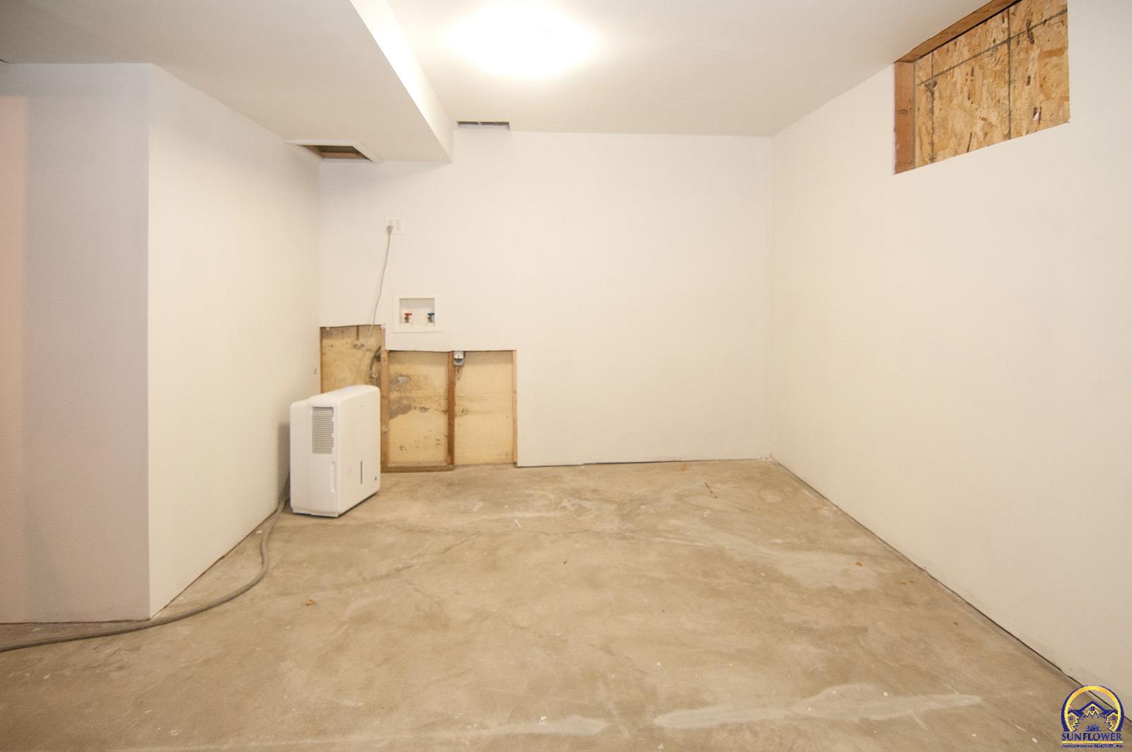 Topeka, Kansas, United States, 3 Bedrooms Bedrooms, ,2 BathroomsBathrooms,Residential,Pending,26268