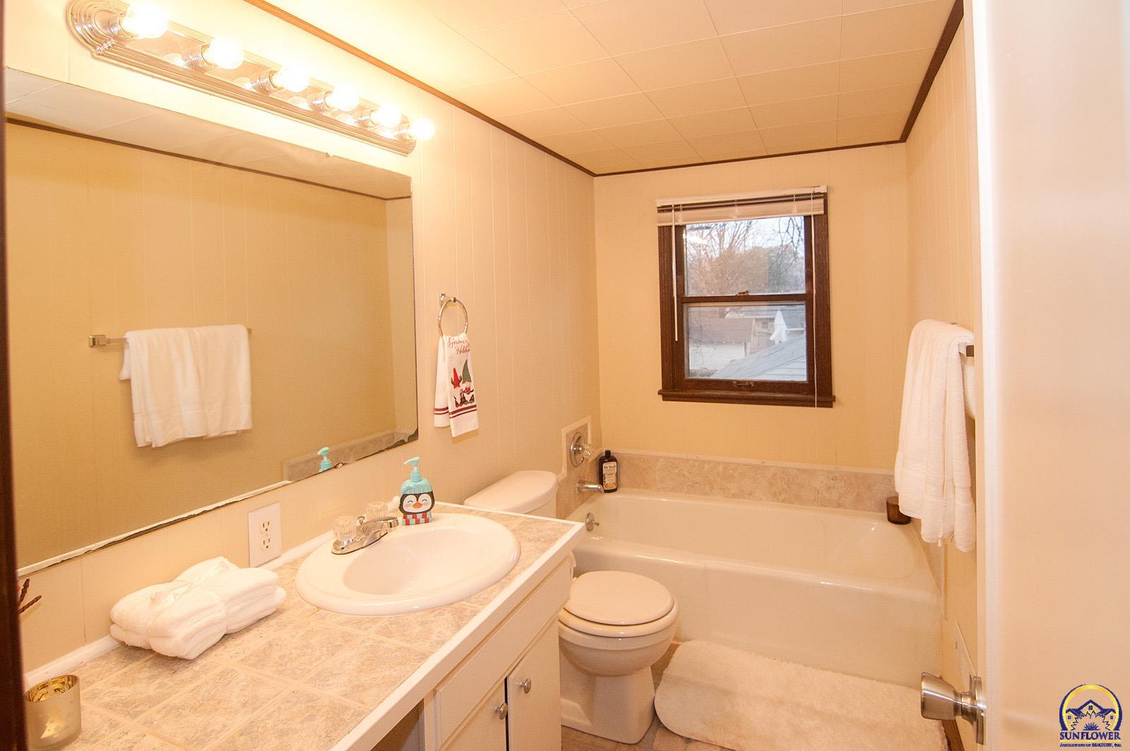 Topeka, Kansas, United States, 3 Bedrooms Bedrooms, ,2 BathroomsBathrooms,Residential,Pending,26268