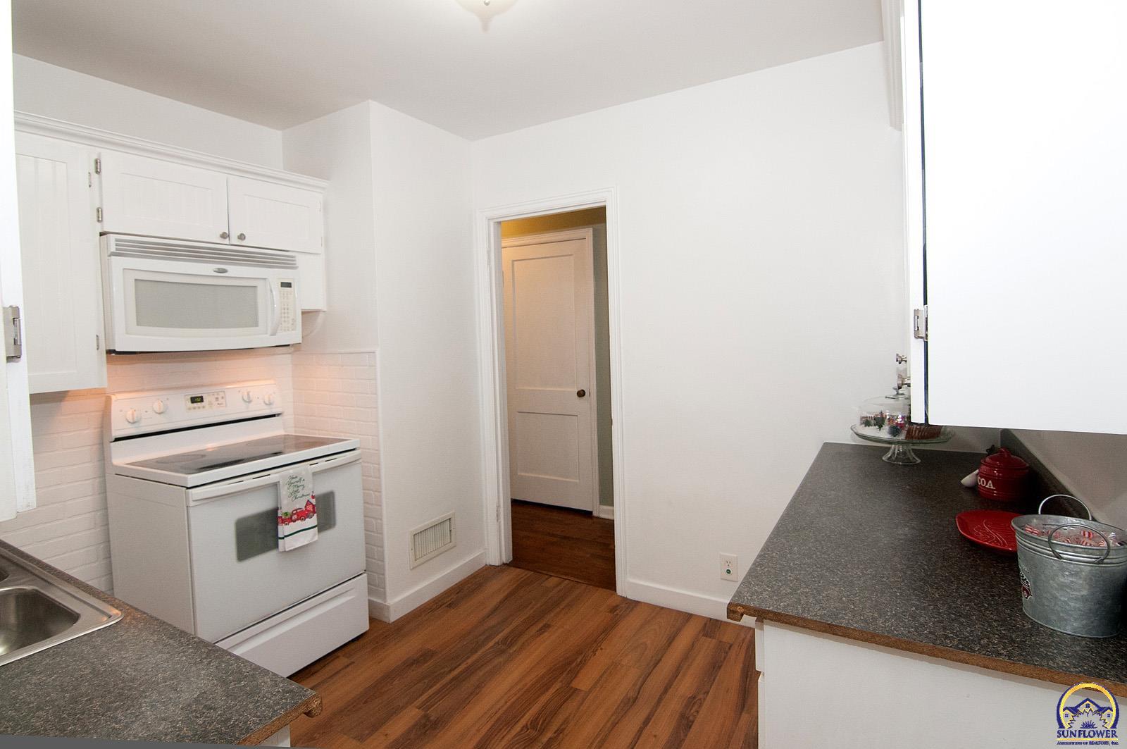 Topeka, Kansas, United States, 3 Bedrooms Bedrooms, ,2 BathroomsBathrooms,Residential,Pending,26268