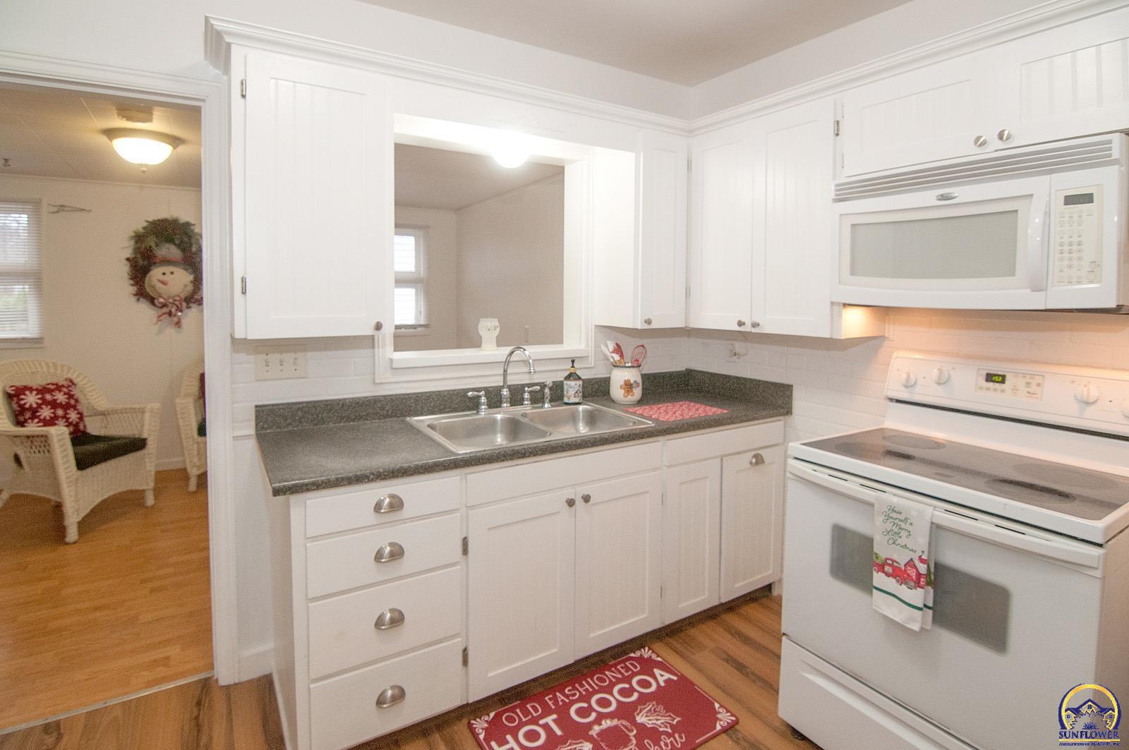 Topeka, Kansas, United States, 3 Bedrooms Bedrooms, ,2 BathroomsBathrooms,Residential,Pending,26268