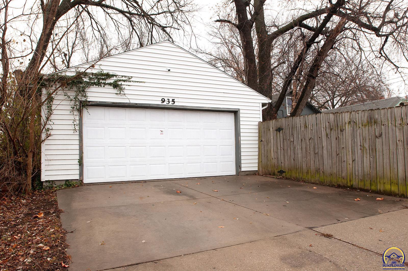 Topeka, Kansas, United States, 3 Bedrooms Bedrooms, ,2 BathroomsBathrooms,Residential,Pending,26268