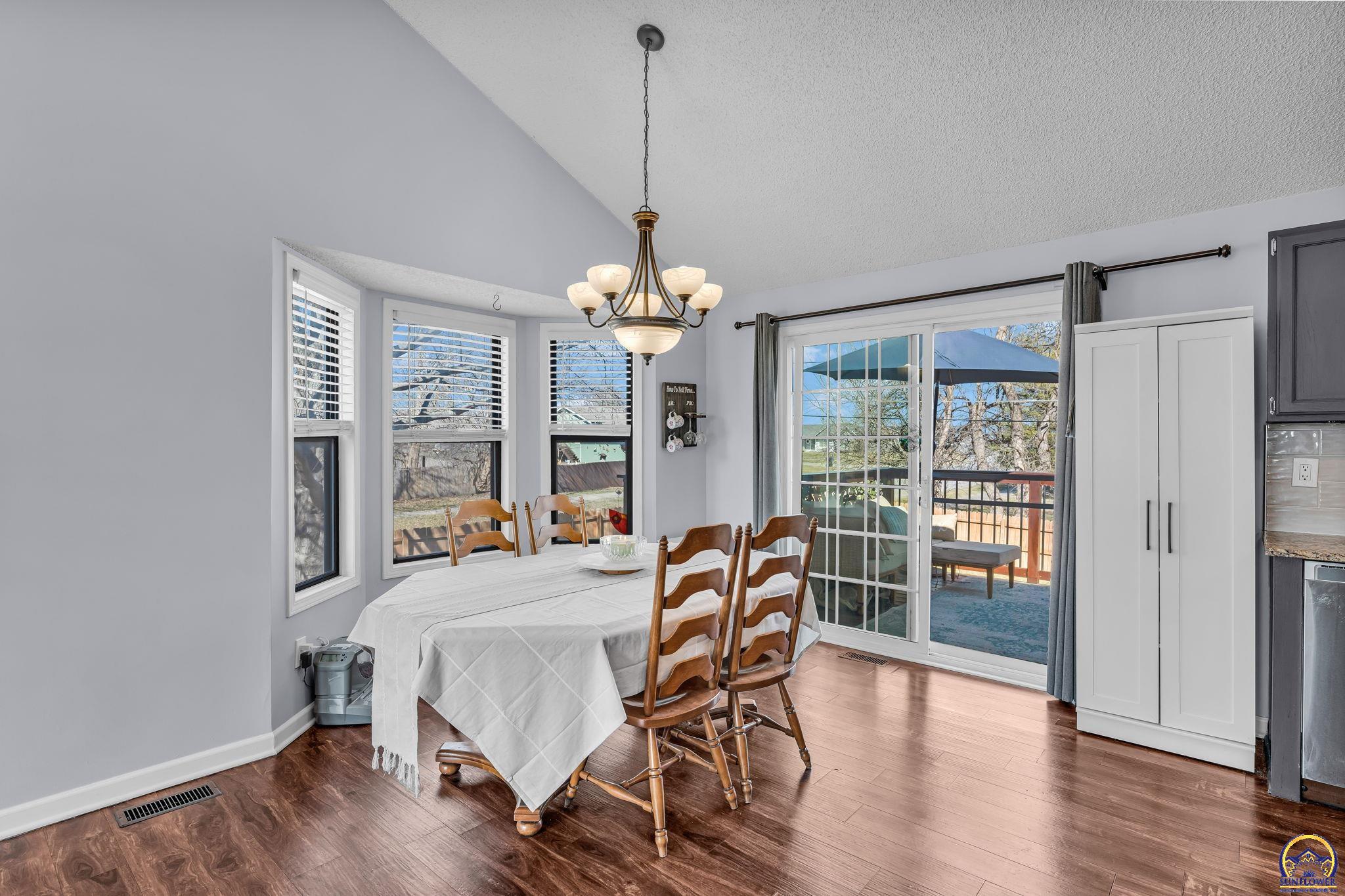 Topeka, Kansas 66614, United States, 3 Bedrooms Bedrooms, ,2 BathroomsBathrooms,Residential,Pending,86277