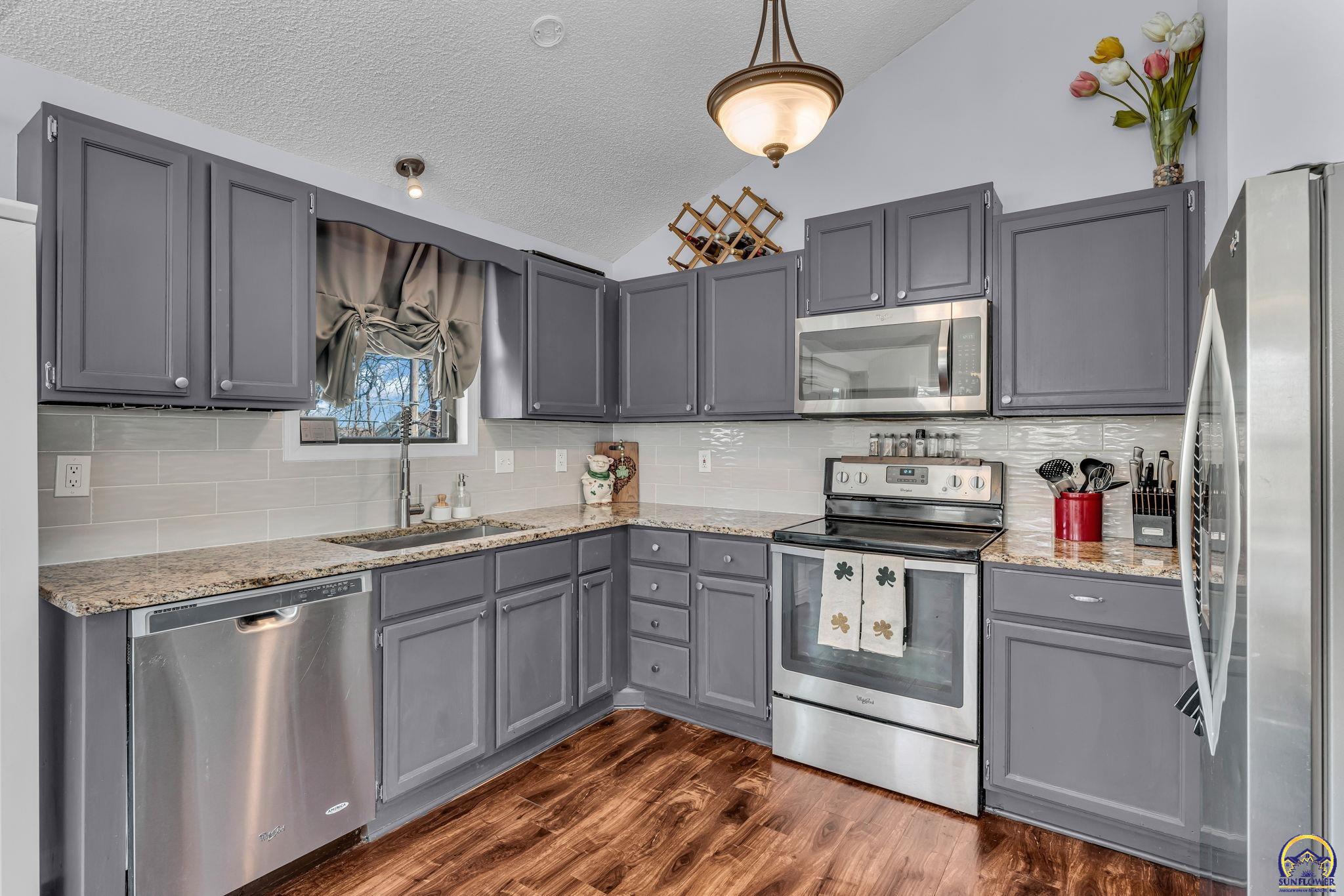 Topeka, Kansas 66614, United States, 3 Bedrooms Bedrooms, ,2 BathroomsBathrooms,Residential,Pending,86277