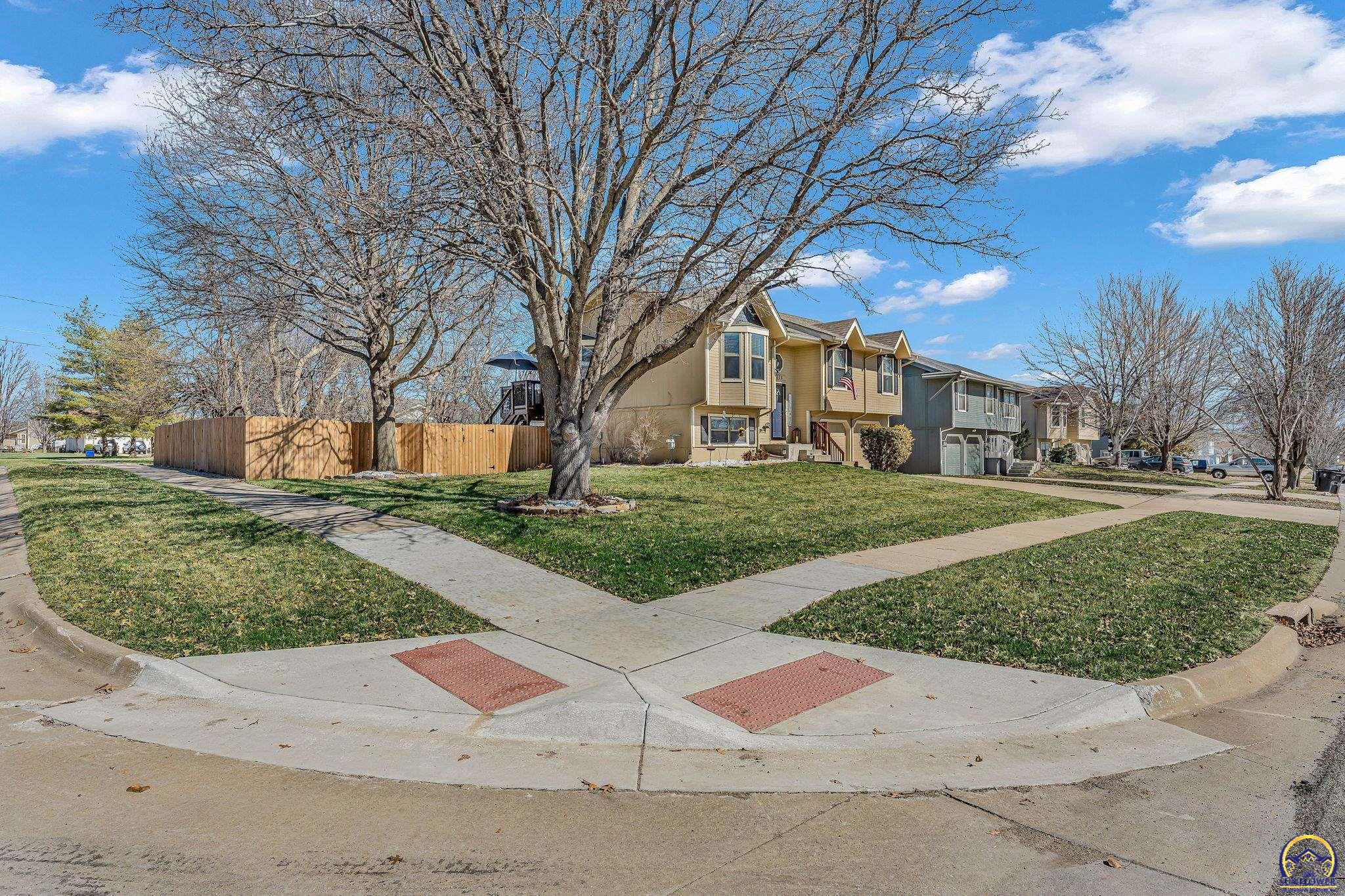 Topeka, Kansas 66614, United States, 3 Bedrooms Bedrooms, ,2 BathroomsBathrooms,Residential,Pending,86277