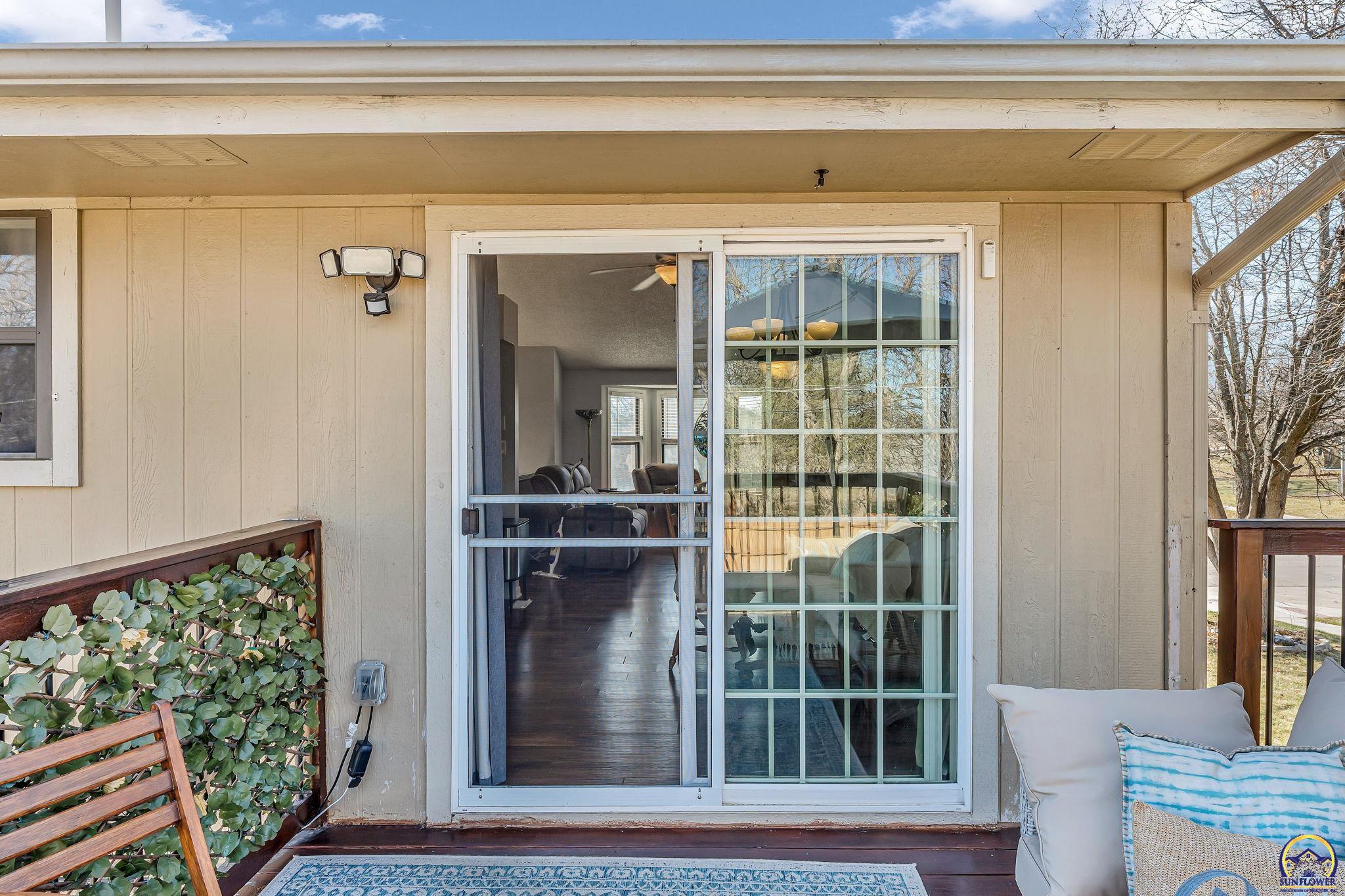 Topeka, Kansas 66614, United States, 3 Bedrooms Bedrooms, ,2 BathroomsBathrooms,Residential,Pending,86277