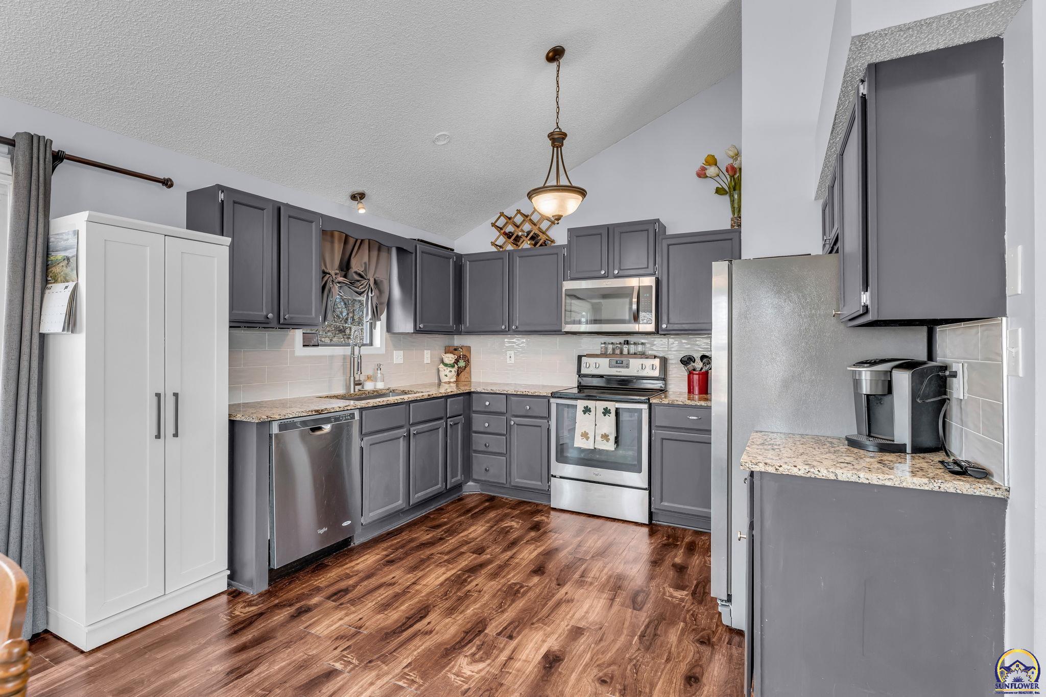 Topeka, Kansas 66614, United States, 3 Bedrooms Bedrooms, ,2 BathroomsBathrooms,Residential,Pending,86277