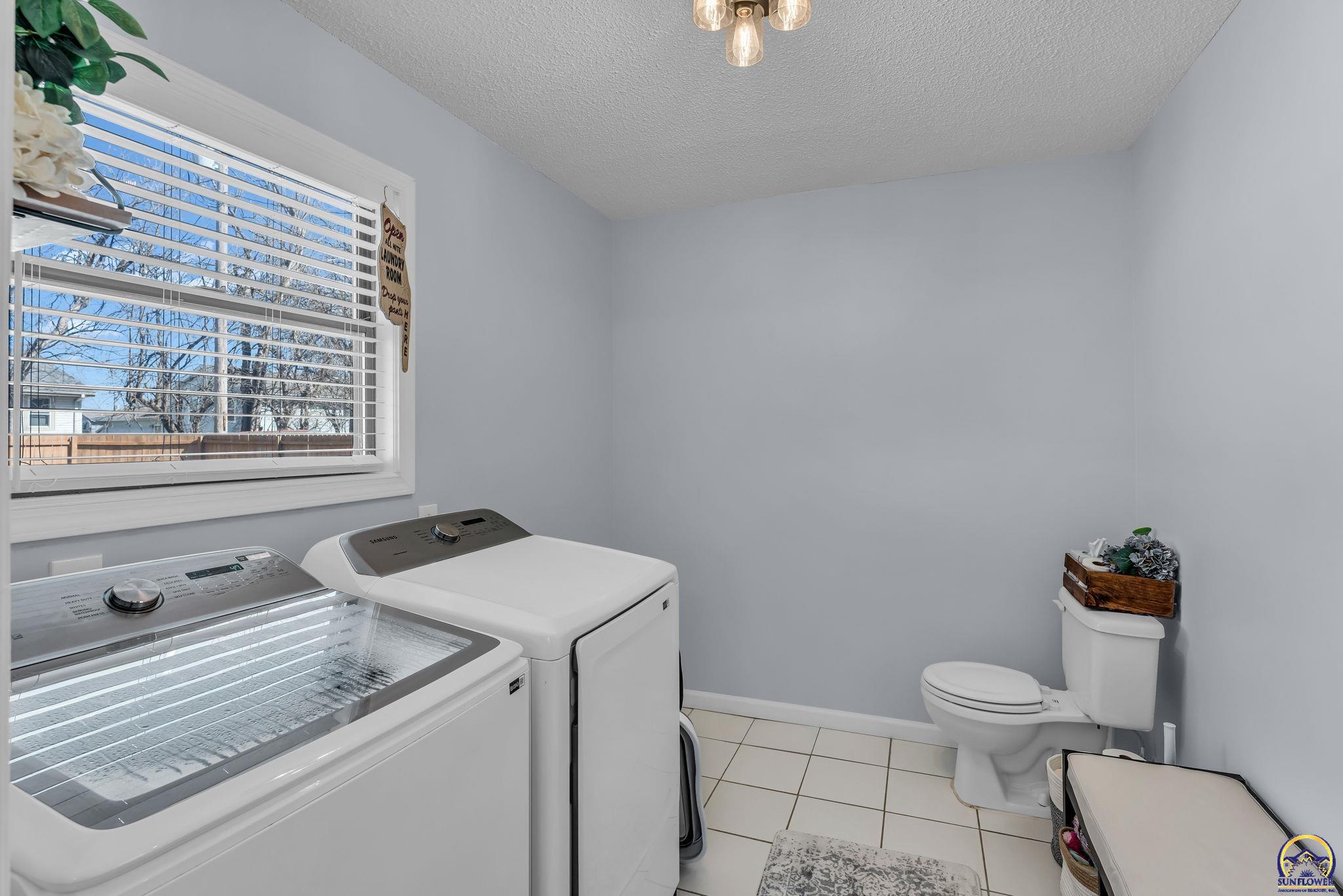 Topeka, Kansas 66614, United States, 3 Bedrooms Bedrooms, ,2 BathroomsBathrooms,Residential,Pending,86277