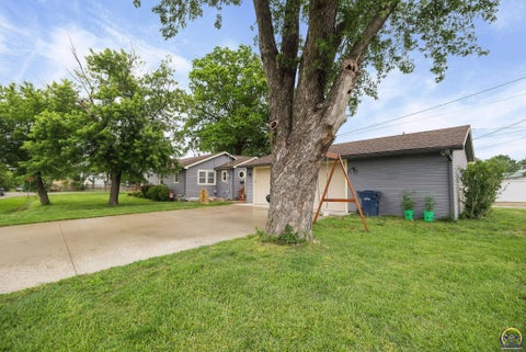 Tiny photo for 701 Lakin St, Osage City, KS 66523 (MLS # 244781)