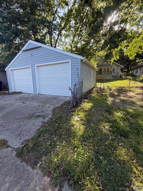 Tiny photo for 206 SW Kendall Ave, Topeka, KS 66606 (MLS # 244503)