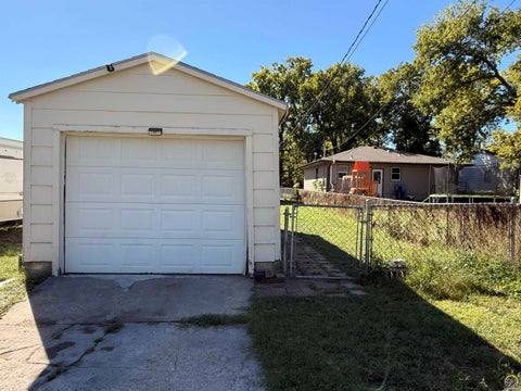 Tiny photo for 802 W 9th St, Junction City, KS 66441 (MLS # 246925)