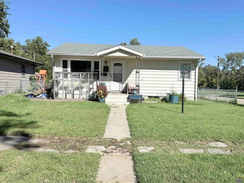 Photo of 802 W 9th St, Junction City, KS 66441 (MLS # 246925)