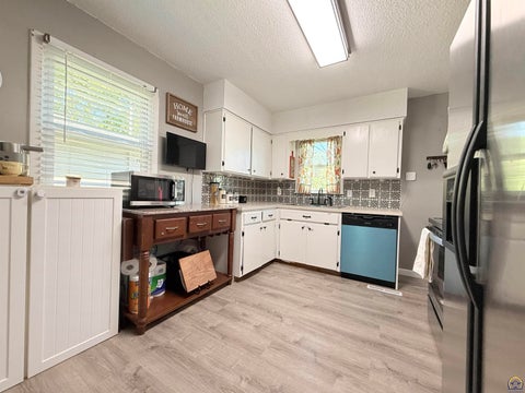 Tiny photo for 802 W 9th St, Junction City, KS 66441 (MLS # 246925)
