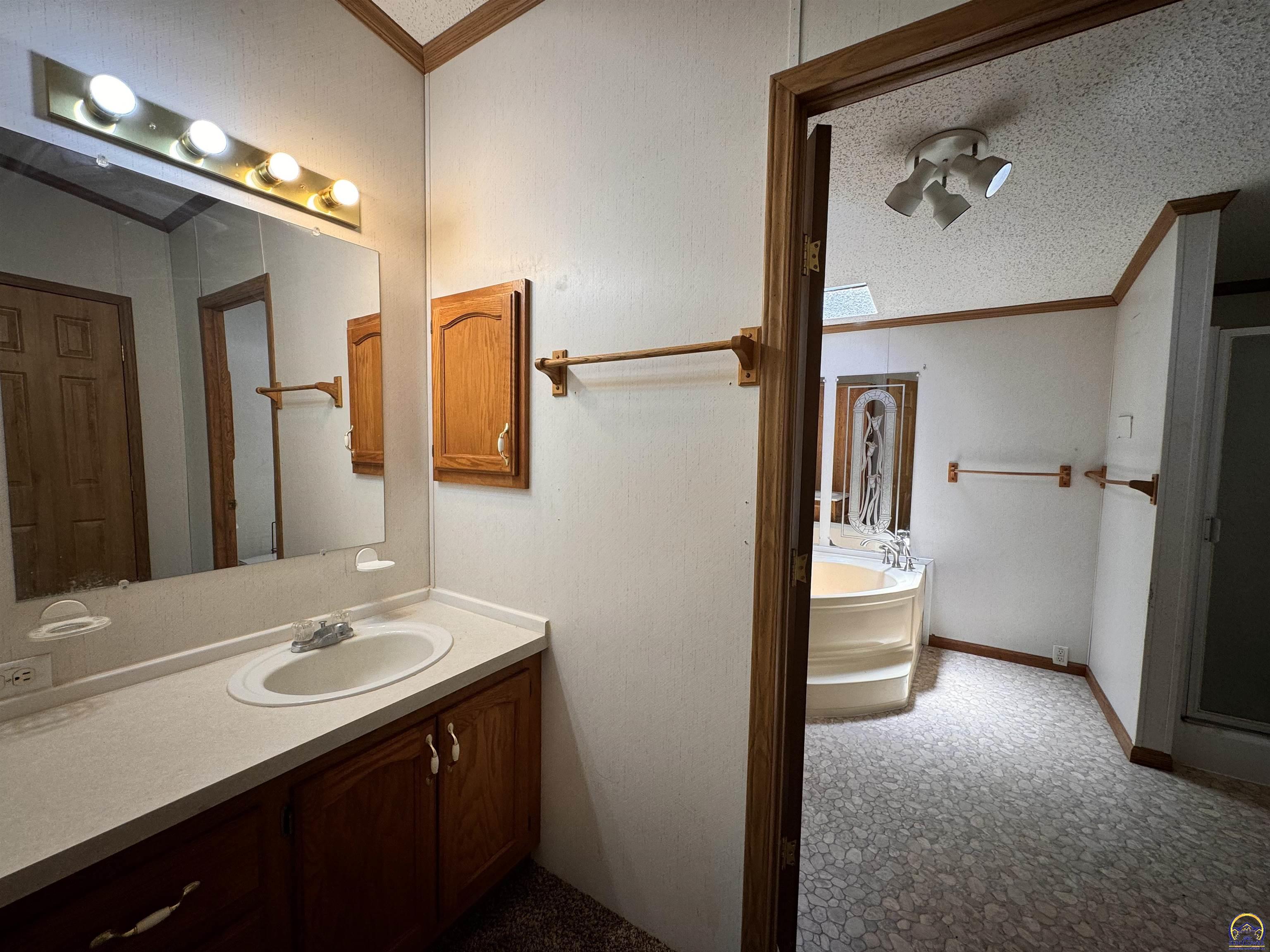 Ozawkie, Kansas 66070, United States, 5 Bedrooms Bedrooms, ,4 BathroomsBathrooms,Residential,Pending,55379