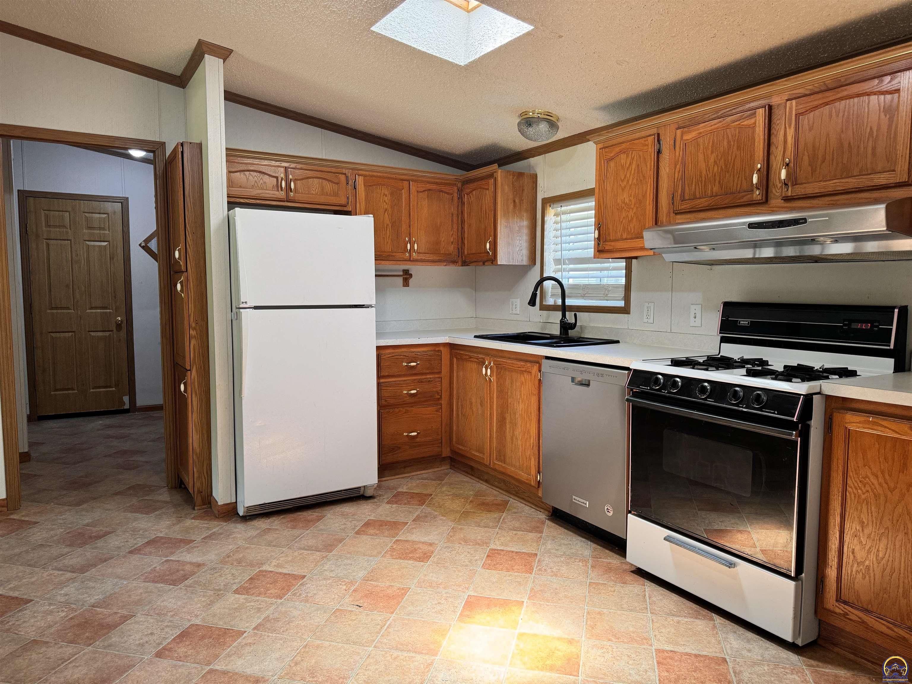 Ozawkie, Kansas 66070, United States, 5 Bedrooms Bedrooms, ,4 BathroomsBathrooms,Residential,Pending,55379