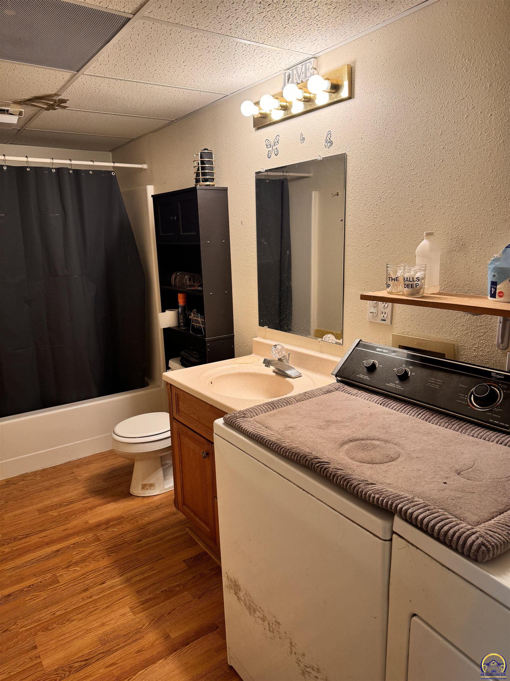 Ozawkie, Kansas 66070, United States, 5 Bedrooms Bedrooms, ,4 BathroomsBathrooms,Residential,Pending,55379