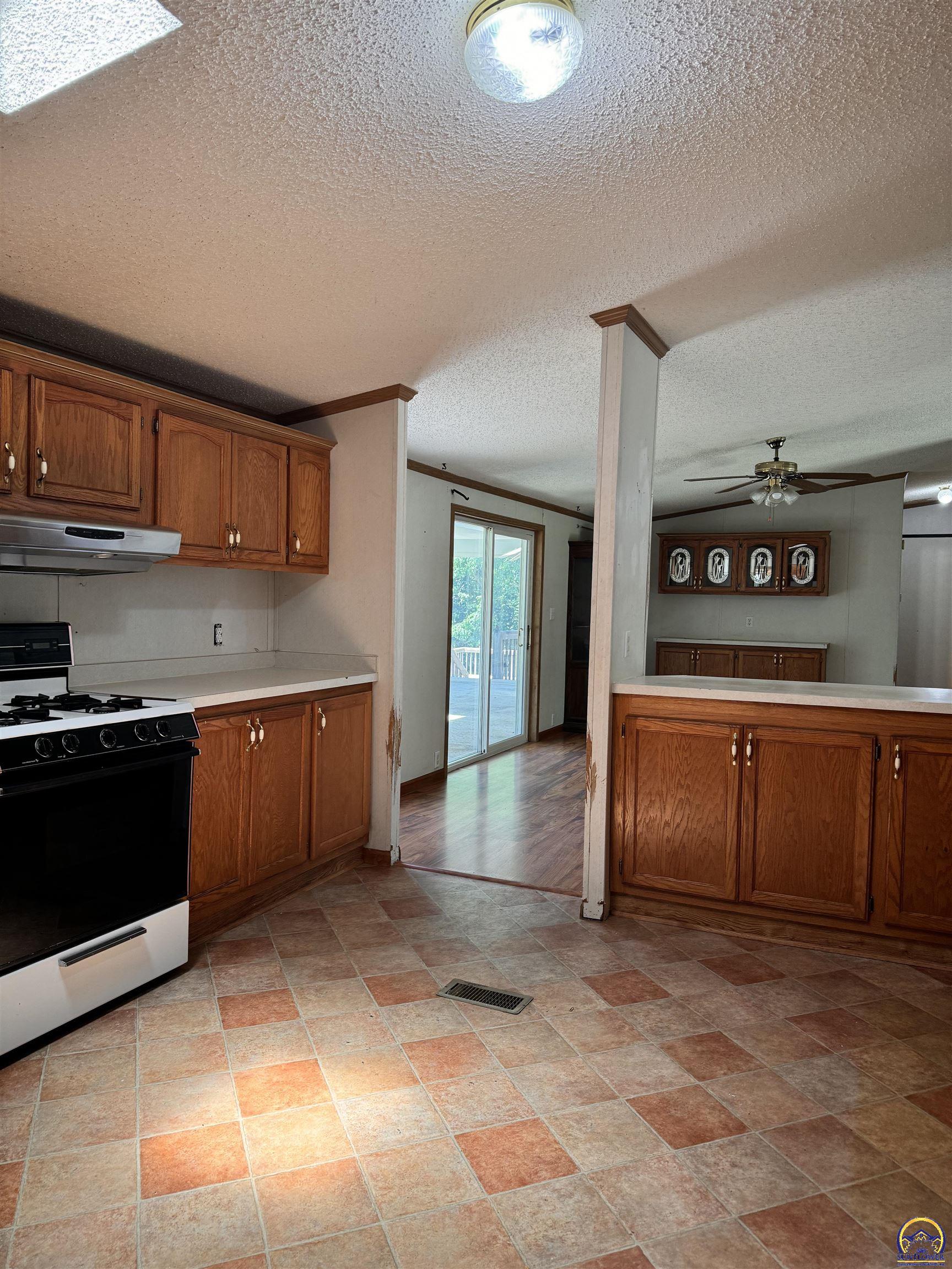 Ozawkie, Kansas 66070, United States, 5 Bedrooms Bedrooms, ,4 BathroomsBathrooms,Residential,Pending,55379