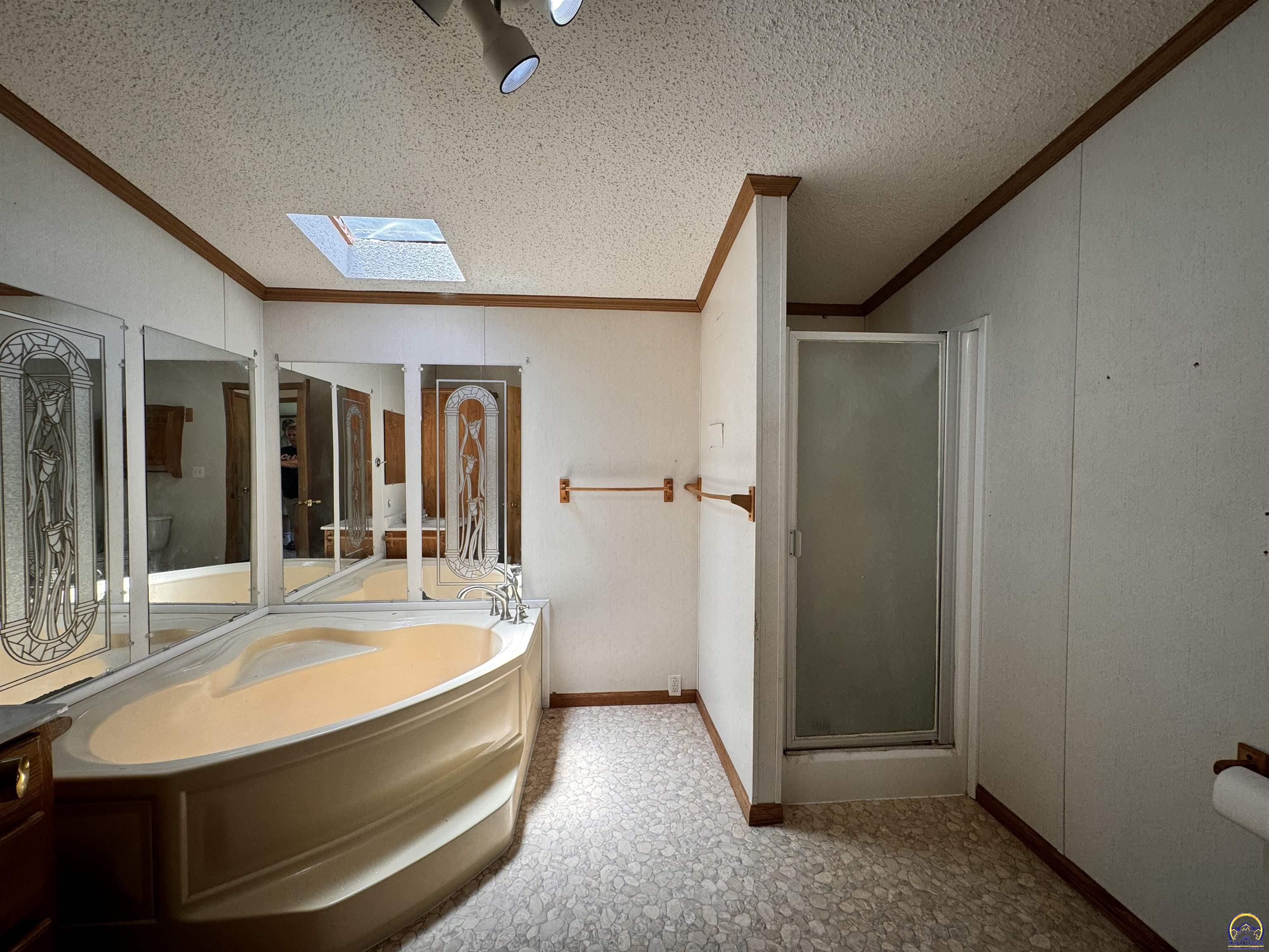 Ozawkie, Kansas 66070, United States, 5 Bedrooms Bedrooms, ,4 BathroomsBathrooms,Residential,Pending,55379