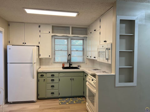 Tiny photo for 912 SW Frazier Ave, Topeka, KS 66606 (MLS # 245753)