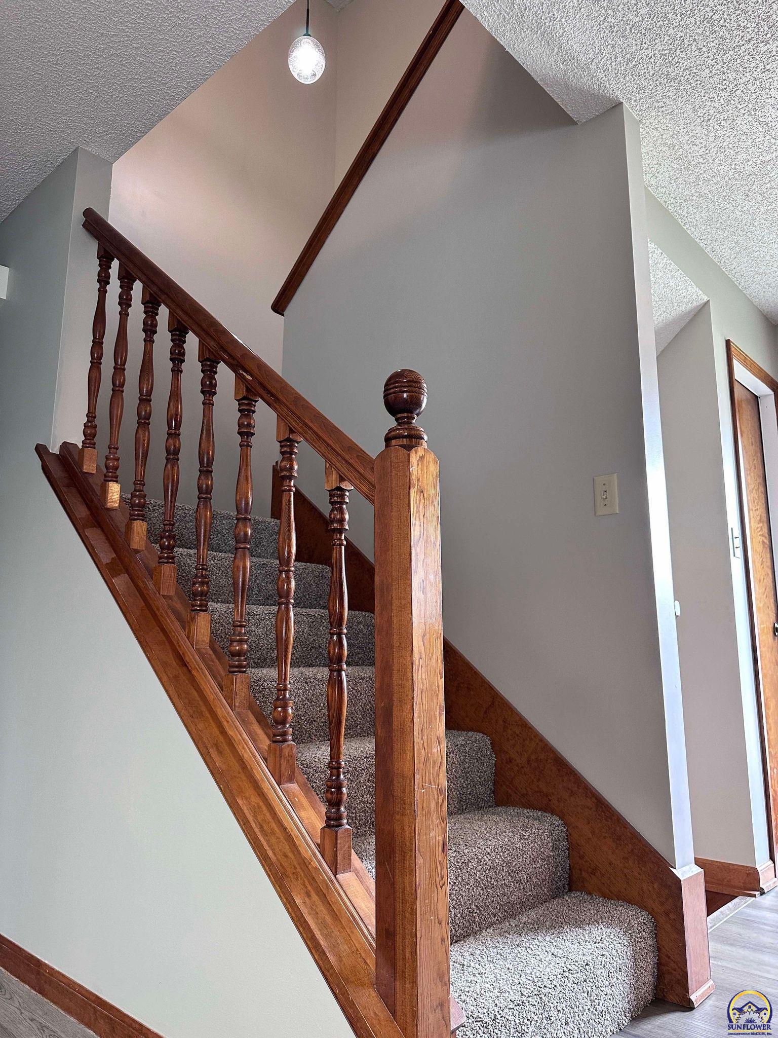 Topeka, Kansas 66614, United States, 3 Bedrooms Bedrooms, ,2 BathroomsBathrooms,Residential,Pending,48135