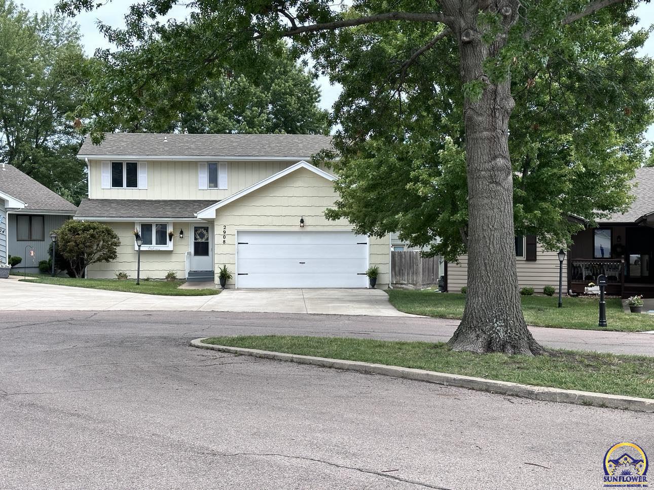 Topeka, Kansas 66614, United States, 3 Bedrooms Bedrooms, ,2 BathroomsBathrooms,Residential,Pending,48135