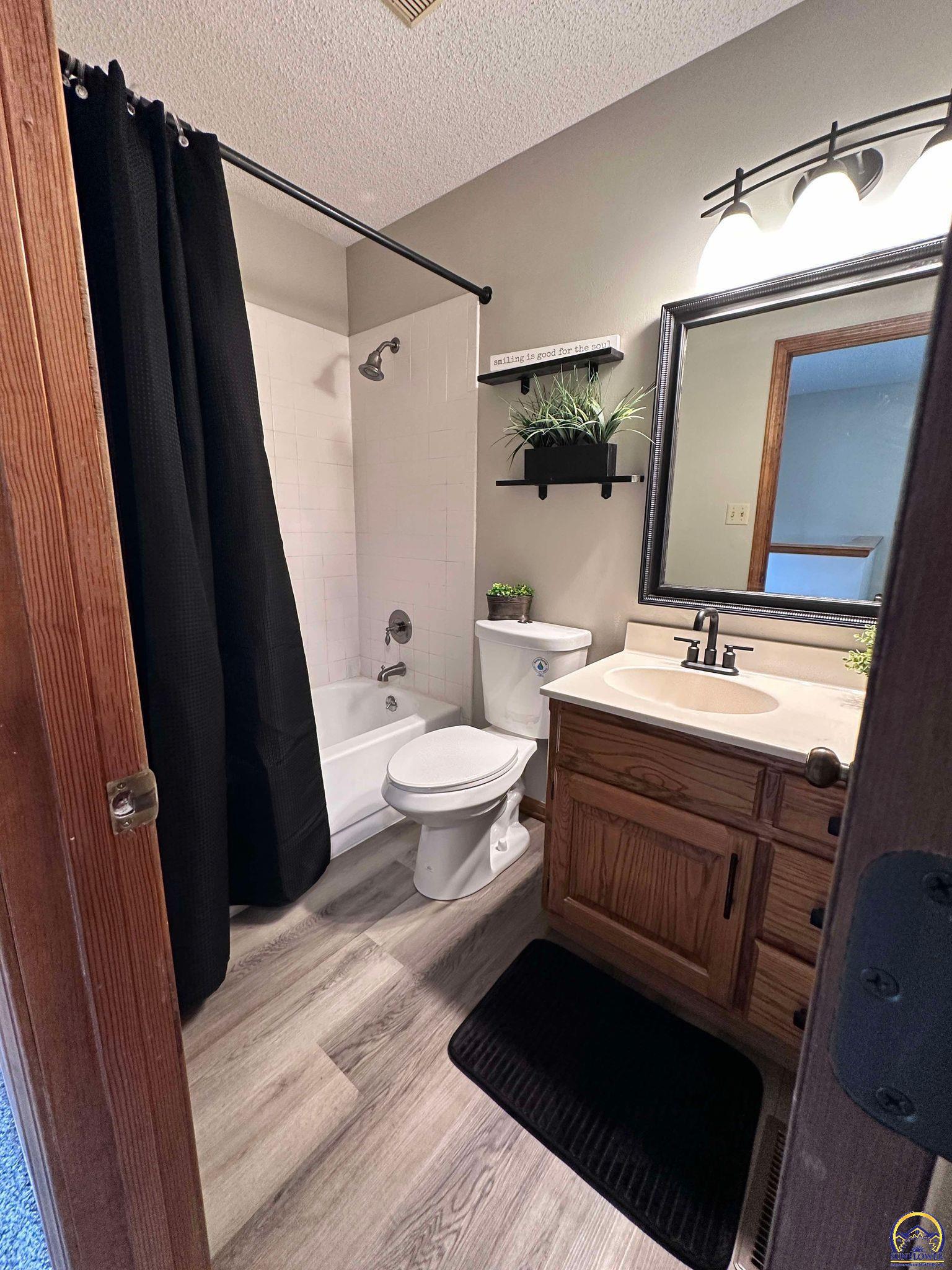 Topeka, Kansas 66614, United States, 3 Bedrooms Bedrooms, ,2 BathroomsBathrooms,Residential,Pending,48135