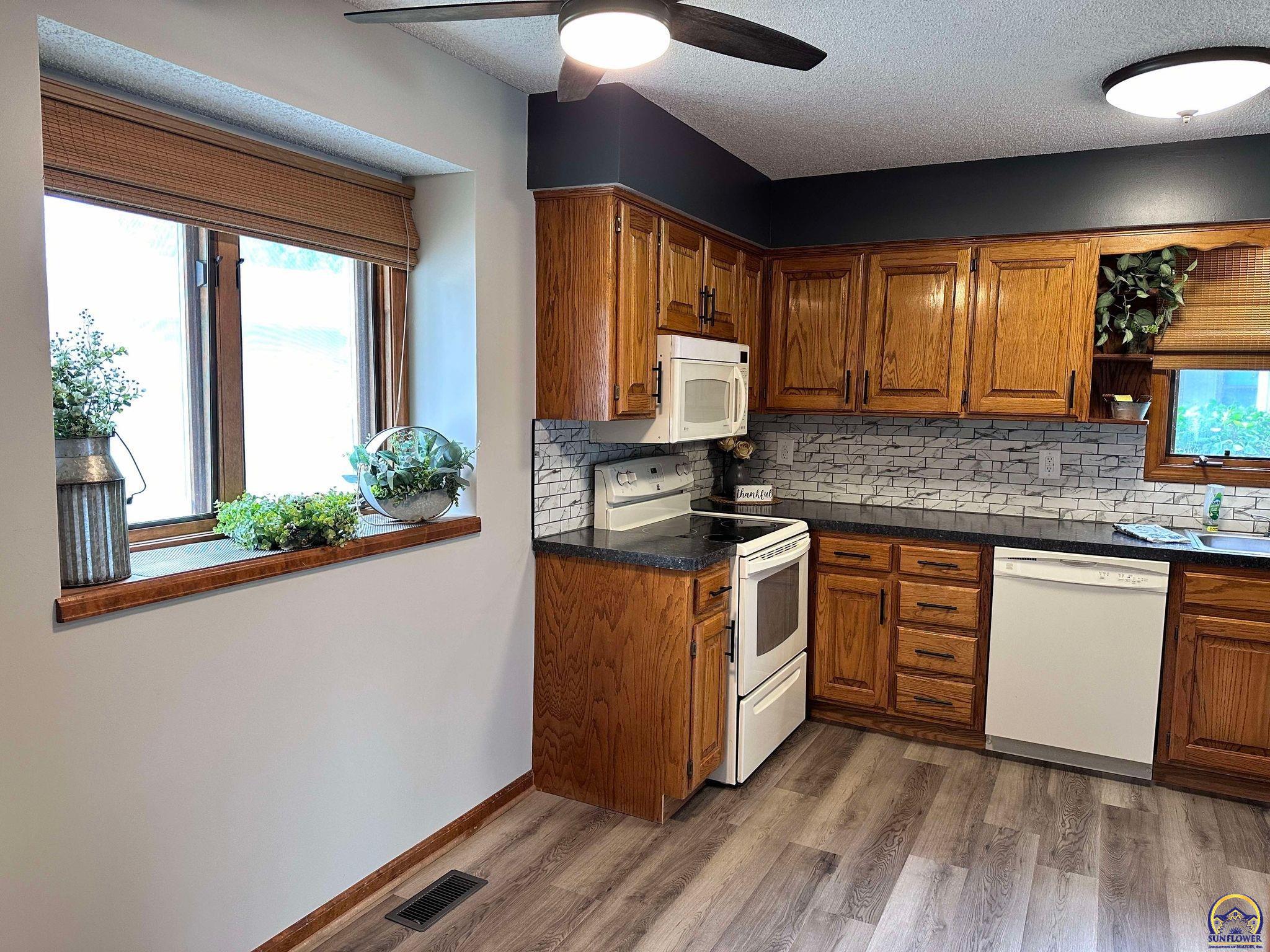 Topeka, Kansas 66614, United States, 3 Bedrooms Bedrooms, ,2 BathroomsBathrooms,Residential,Pending,48135