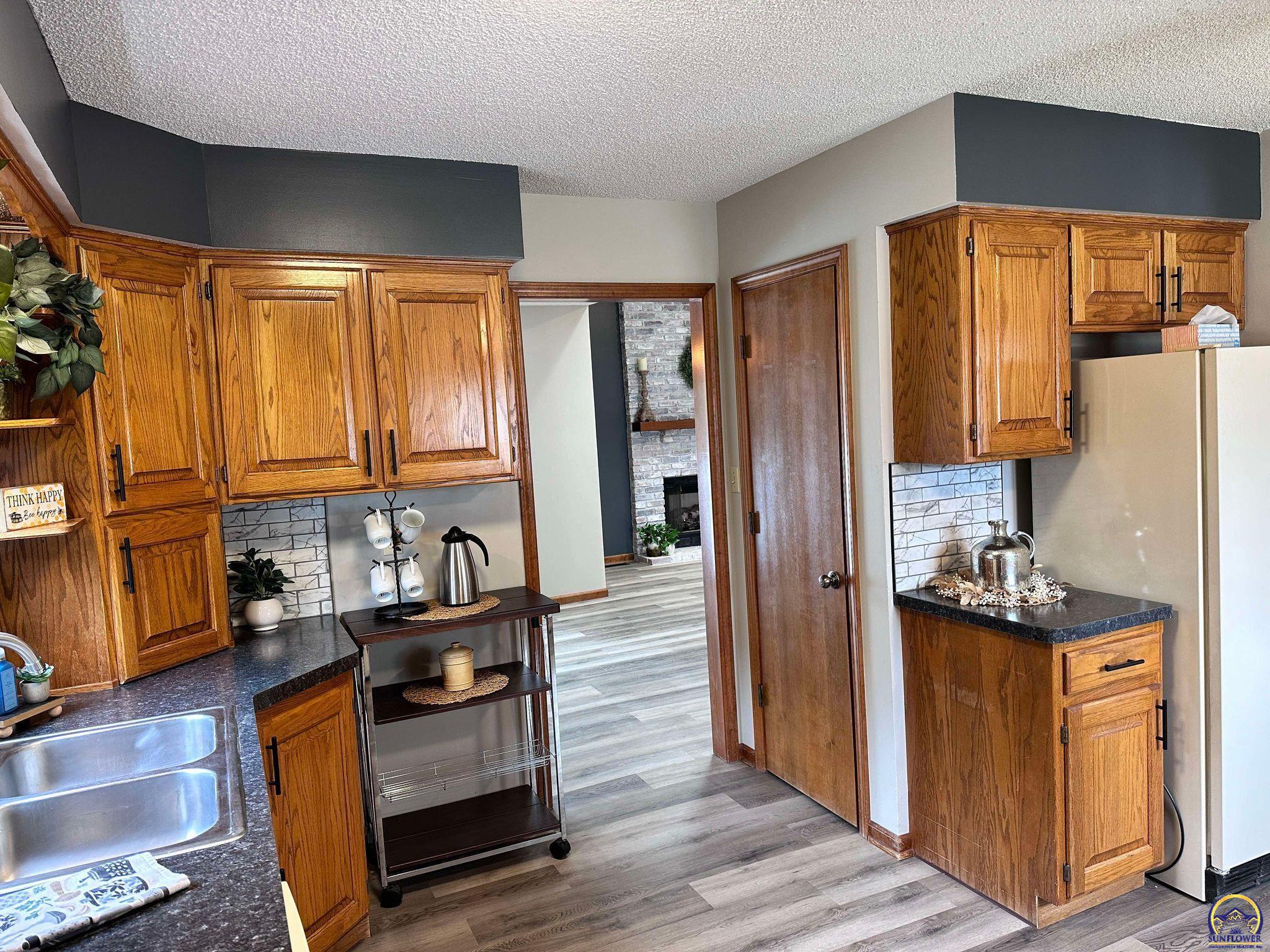 Topeka, Kansas 66614, United States, 3 Bedrooms Bedrooms, ,2 BathroomsBathrooms,Residential,Pending,48135