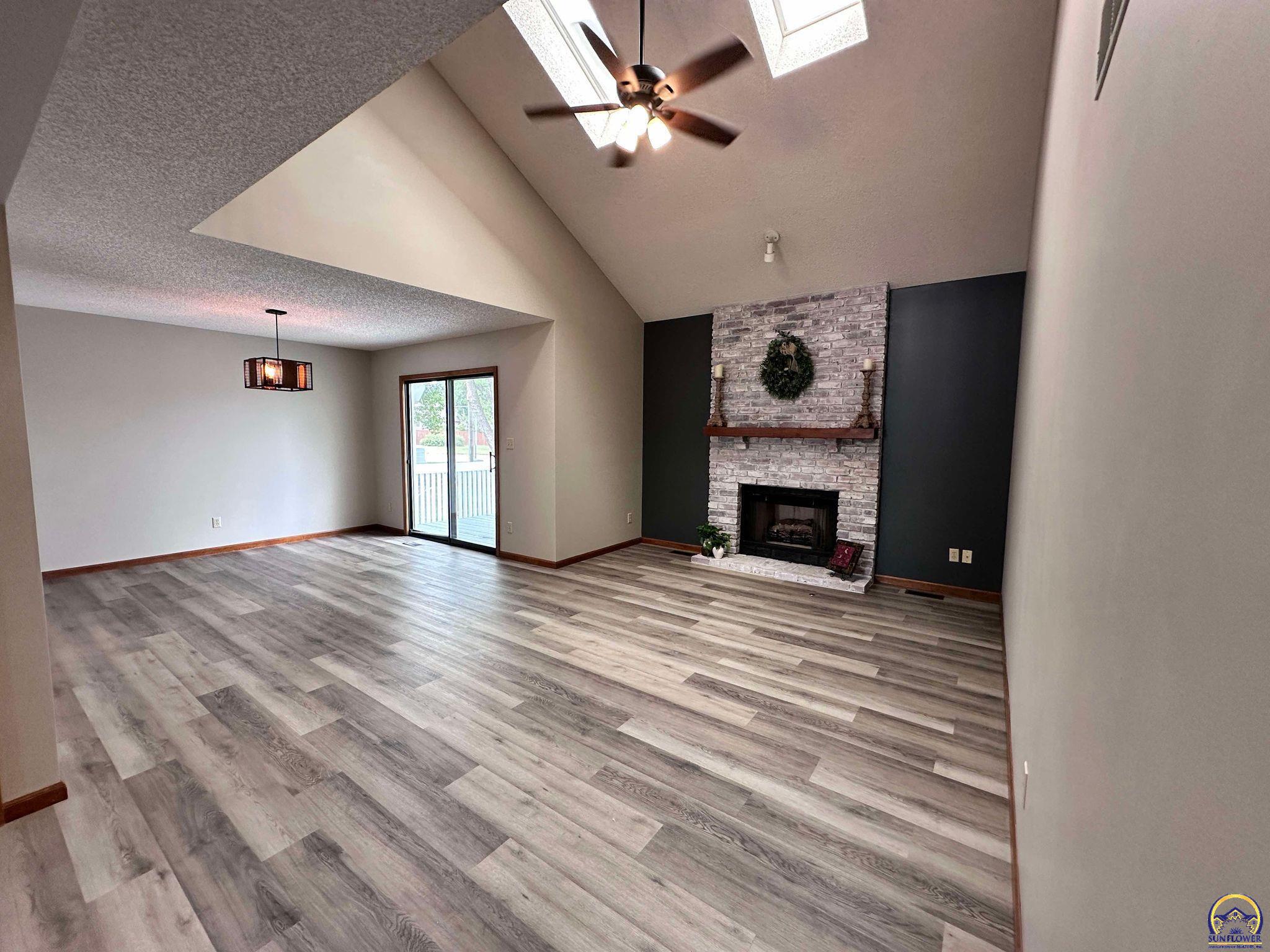 Topeka, Kansas 66614, United States, 3 Bedrooms Bedrooms, ,2 BathroomsBathrooms,Residential,Pending,48135