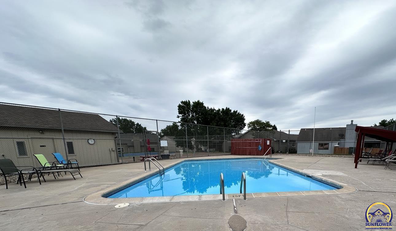 Topeka, Kansas 66614, United States, 3 Bedrooms Bedrooms, ,2 BathroomsBathrooms,Residential,Pending,48135