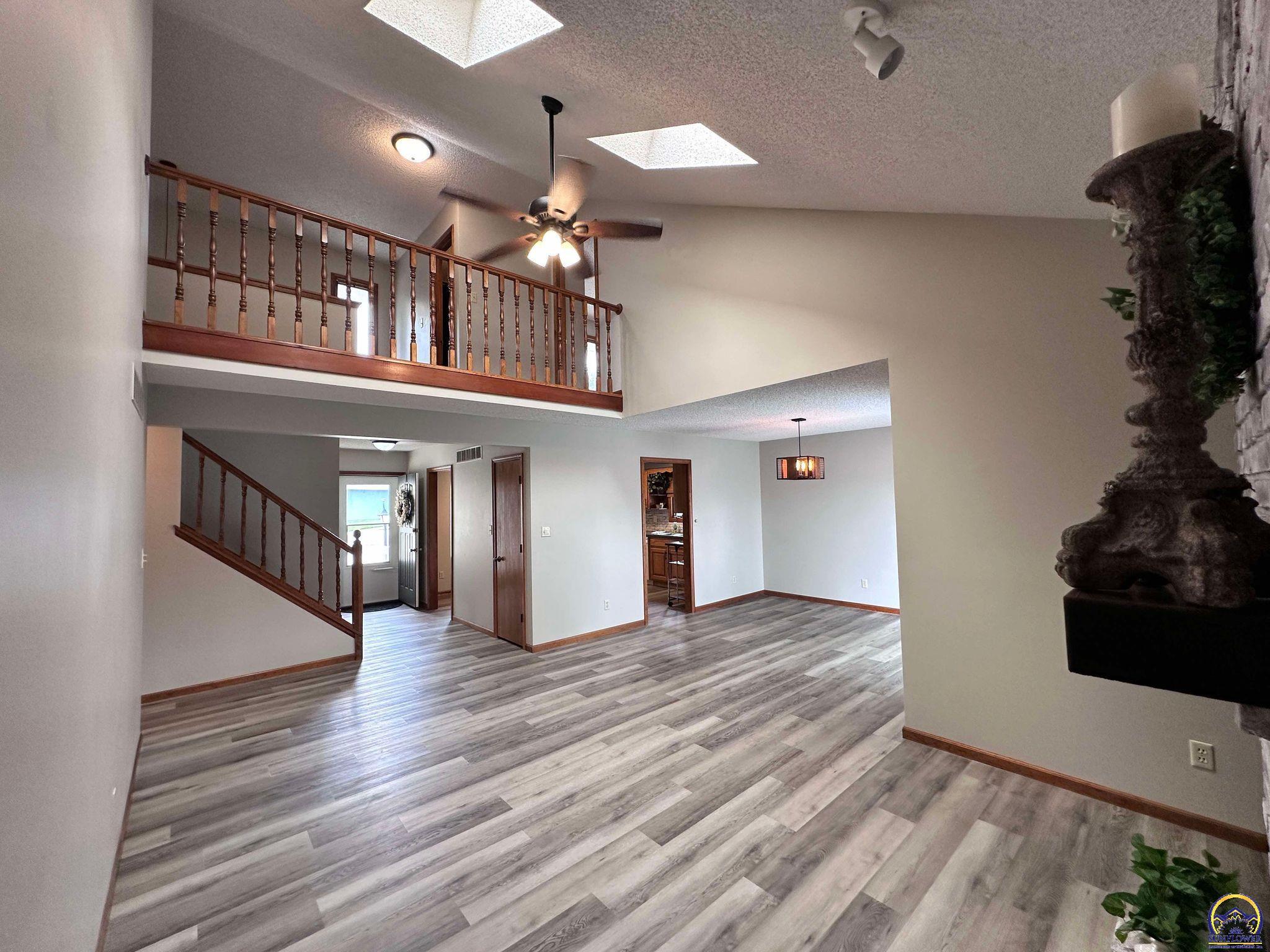 Topeka, Kansas 66614, United States, 3 Bedrooms Bedrooms, ,2 BathroomsBathrooms,Residential,Pending,48135