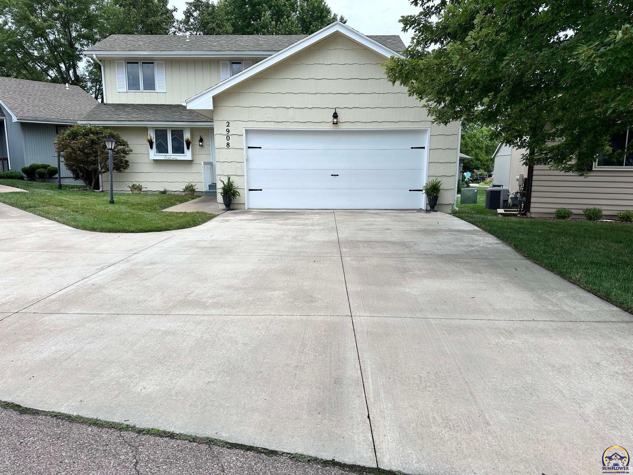 Topeka, Kansas 66614, United States, 3 Bedrooms Bedrooms, ,2 BathroomsBathrooms,Residential,Pending,48135