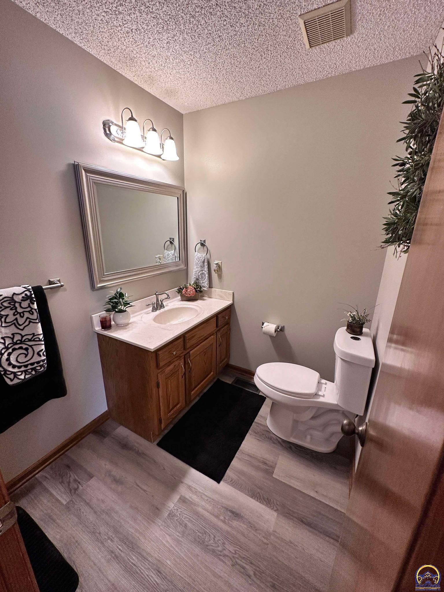 Topeka, Kansas 66614, United States, 3 Bedrooms Bedrooms, ,2 BathroomsBathrooms,Residential,Pending,48135