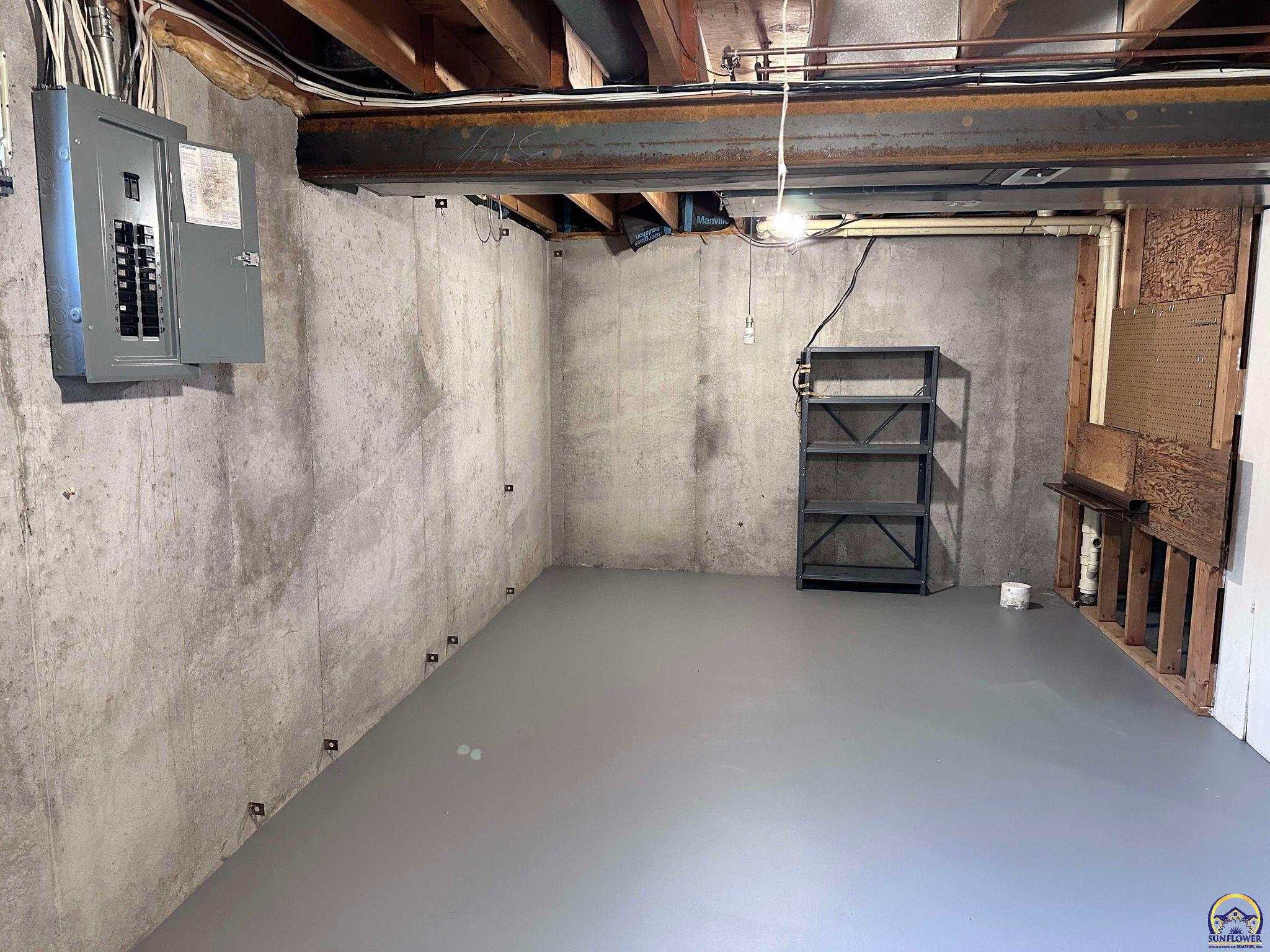 Topeka, Kansas 66614, United States, 3 Bedrooms Bedrooms, ,2 BathroomsBathrooms,Residential,Pending,48135