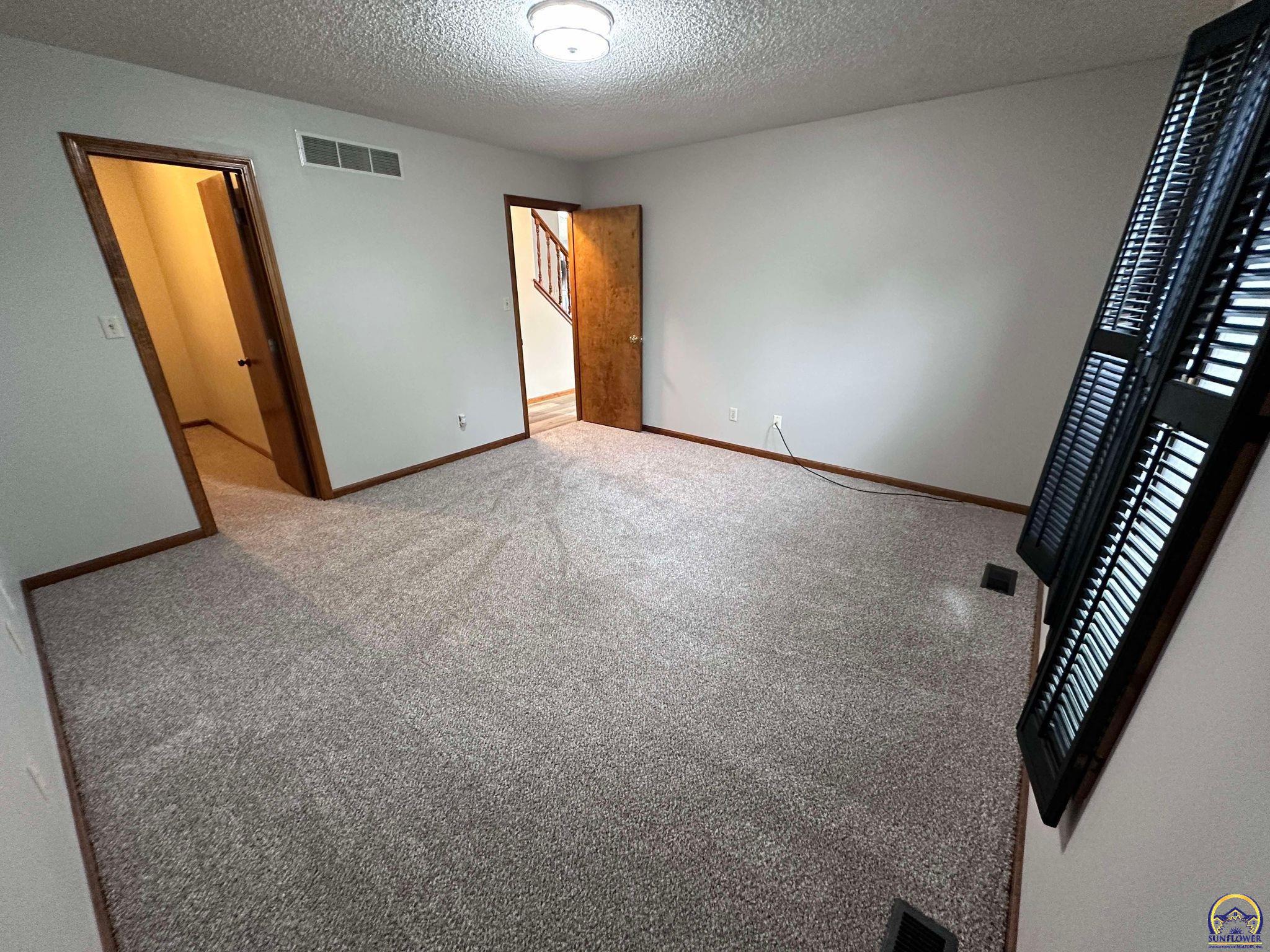 Topeka, Kansas 66614, United States, 3 Bedrooms Bedrooms, ,2 BathroomsBathrooms,Residential,Pending,48135