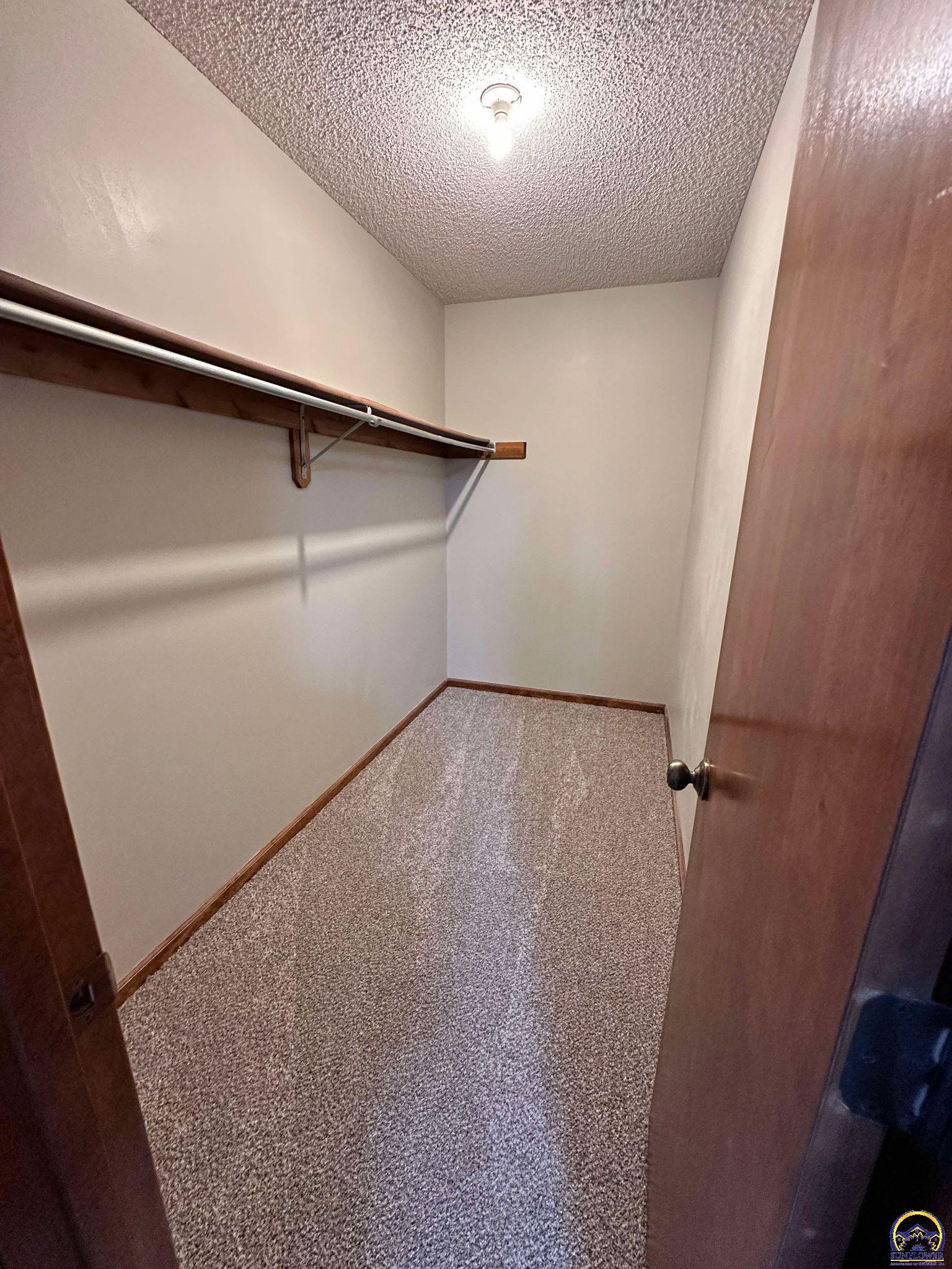 Topeka, Kansas 66614, United States, 3 Bedrooms Bedrooms, ,2 BathroomsBathrooms,Residential,Pending,48135