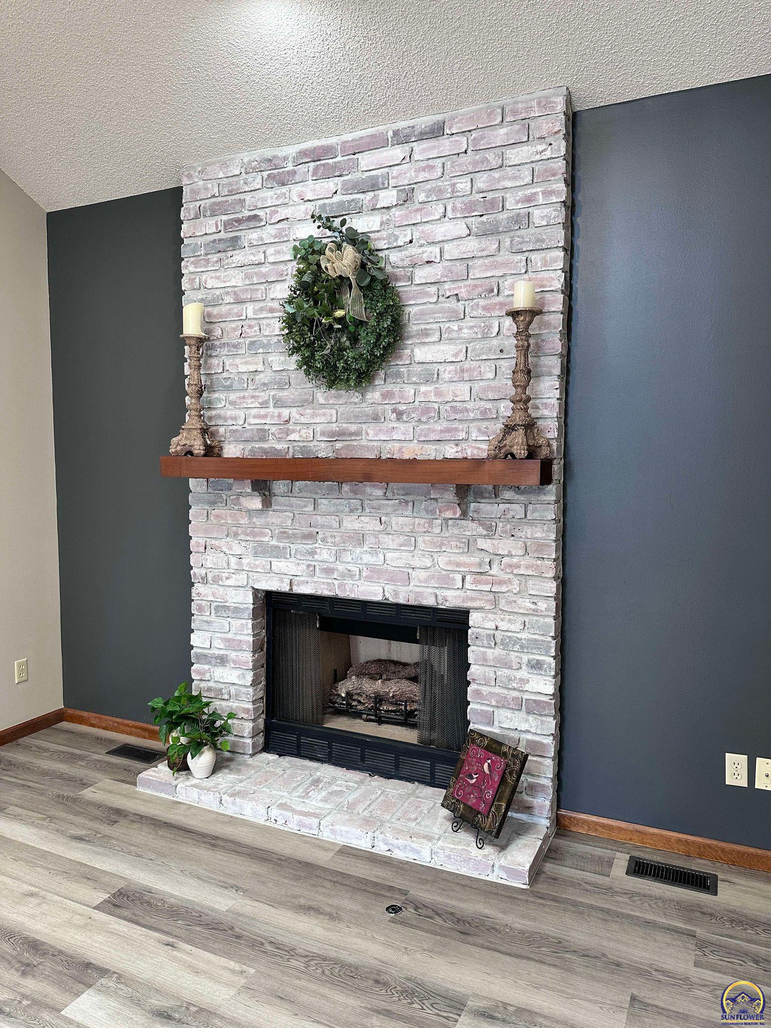 Topeka, Kansas 66614, United States, 3 Bedrooms Bedrooms, ,2 BathroomsBathrooms,Residential,Pending,48135